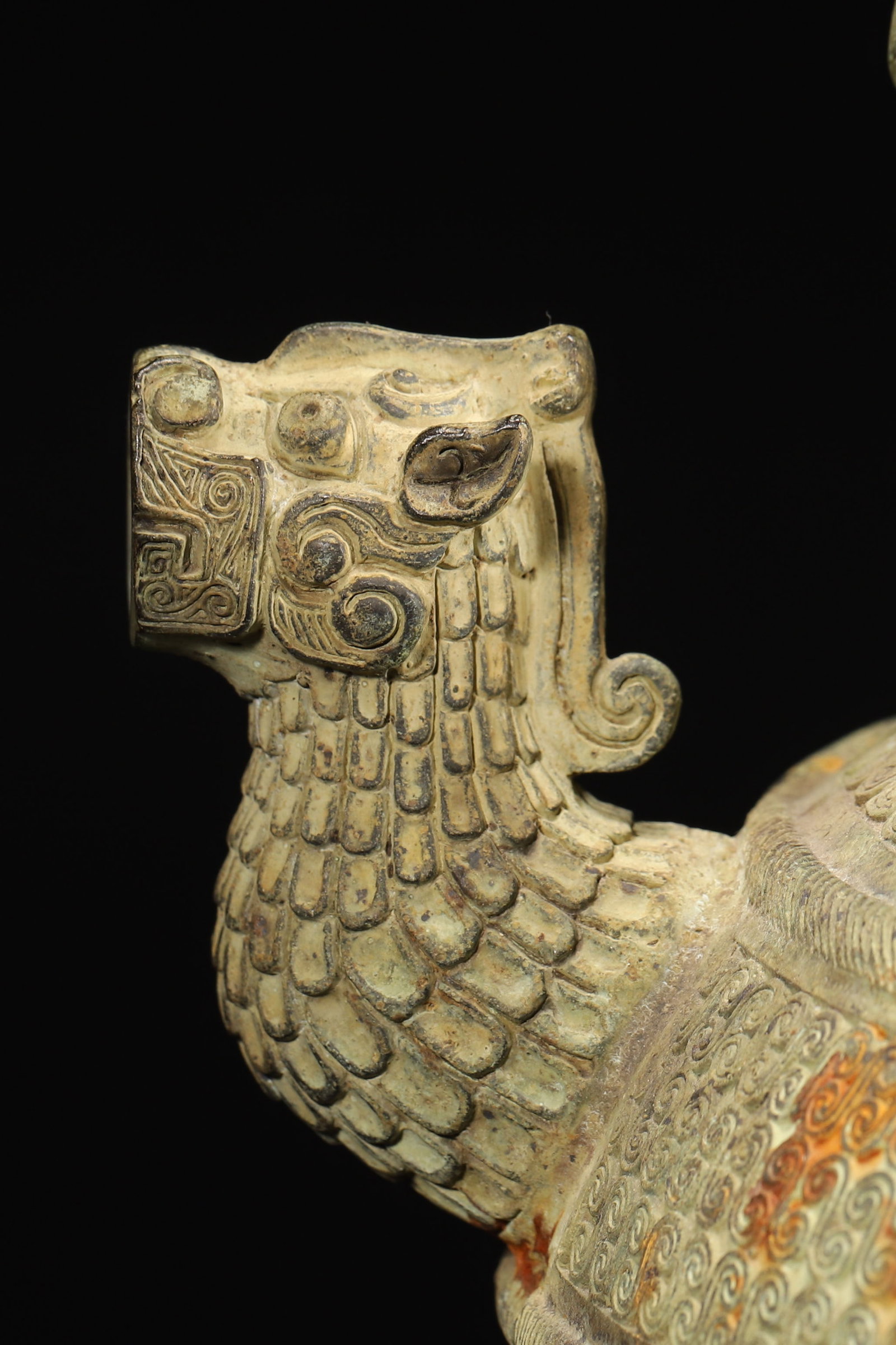 A Bronze He Vessel with Interlaced Chi-Dragon Patterns and Carry Handle, Warring States Period - 4