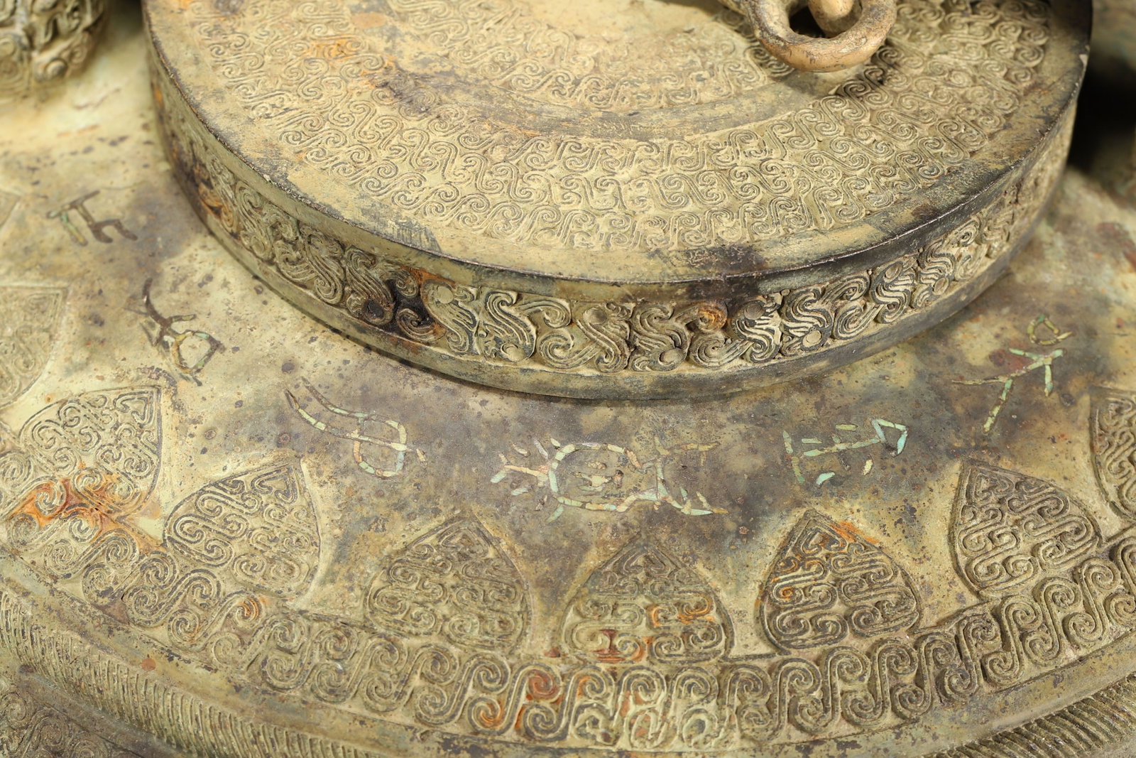 A Bronze He Vessel with Interlaced Chi-Dragon Patterns and Carry Handle, Warring States Period - 6