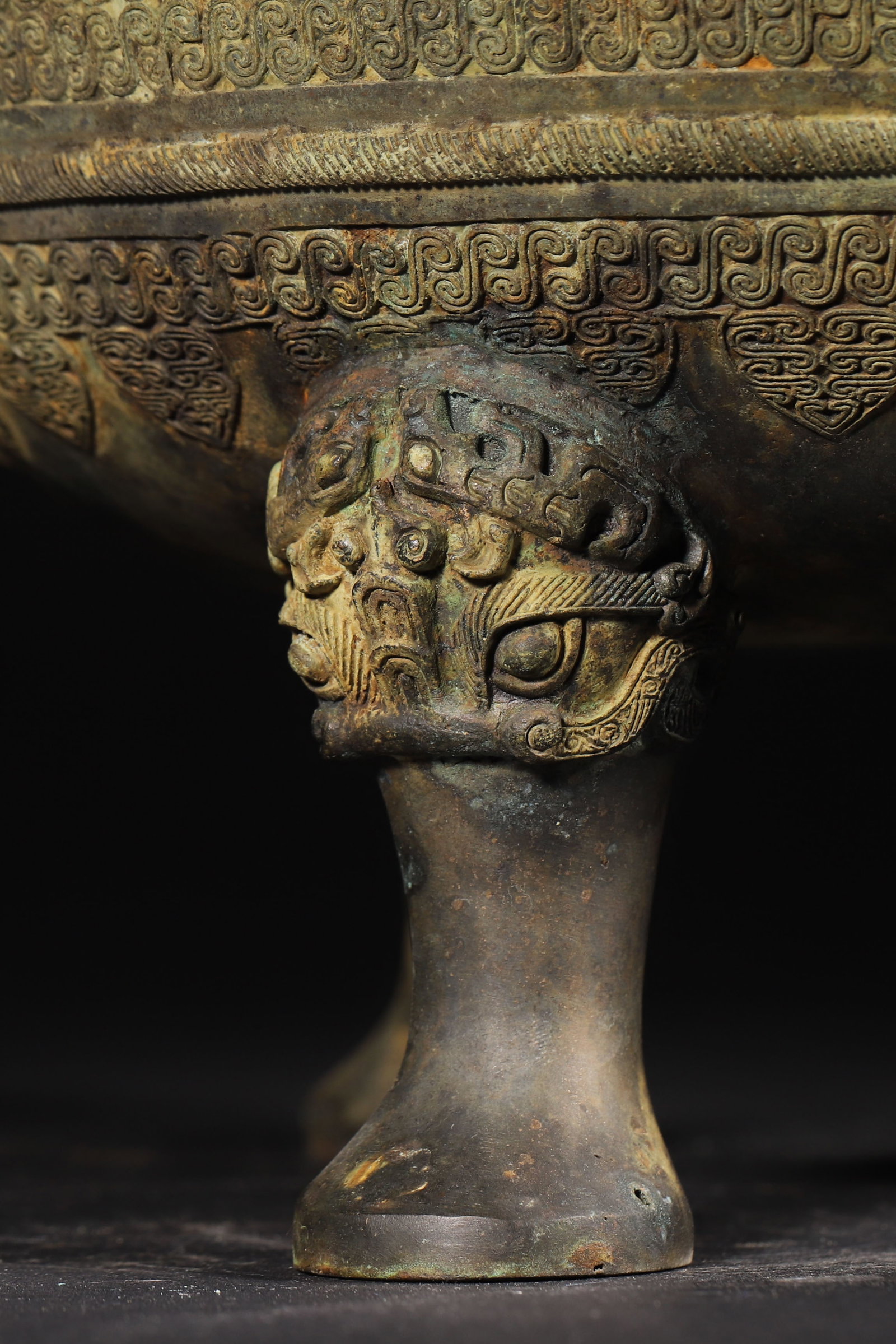A Bronze He Vessel with Interlaced Chi-Dragon Patterns and Carry Handle, Warring States Period - 7