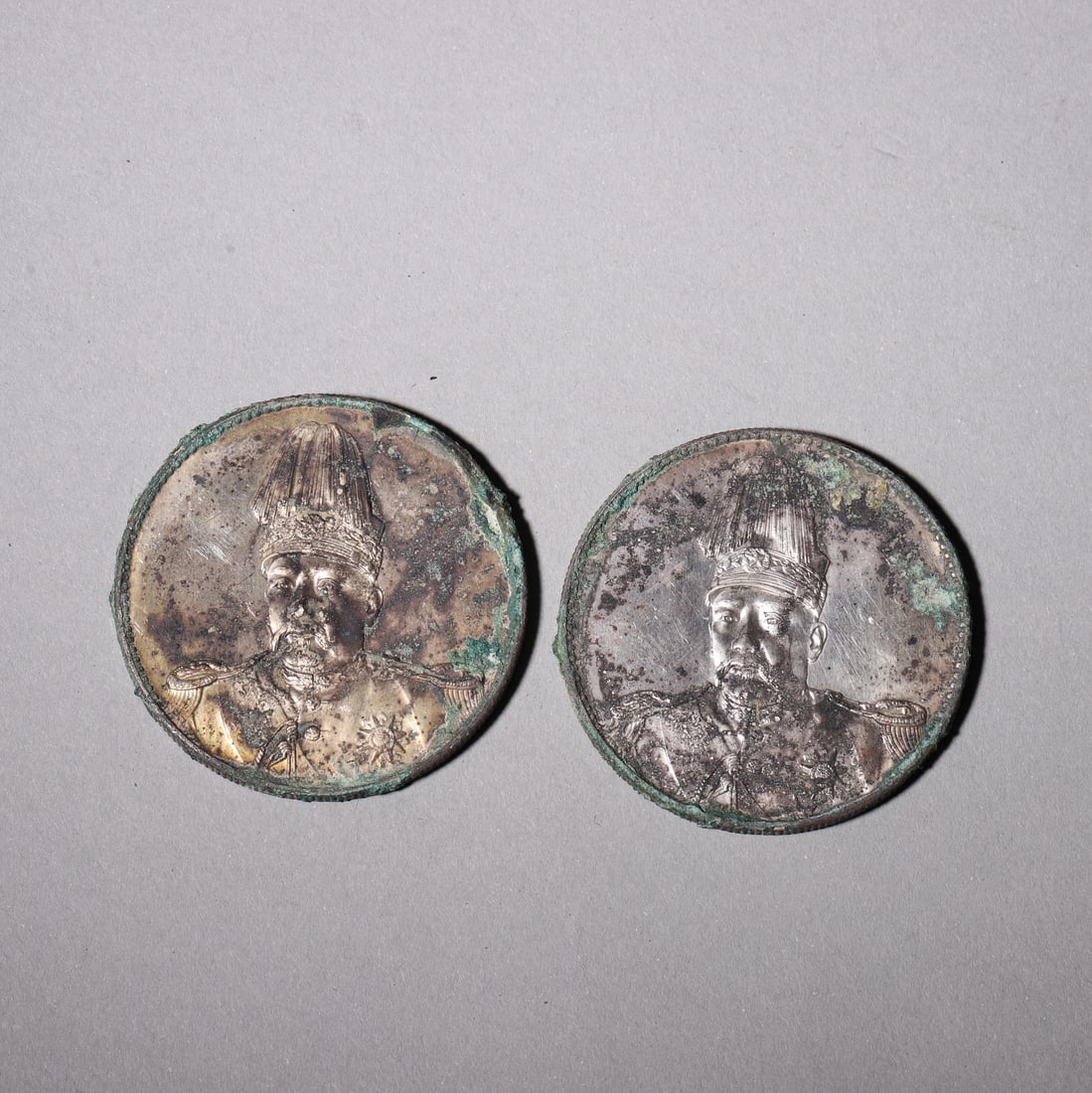Two Silver Commemorative Coins with Yuan Shikai Portraits, Republic and Hongxian Dragon Issues: Diameter 4.0cm (1.57in), Weight 55.0g (0.12lb)These two silver coins feature finely carved portraits of Yuan Shikai, with clear characters, vivid grain and dragon patterns, and natural patina, embodyi