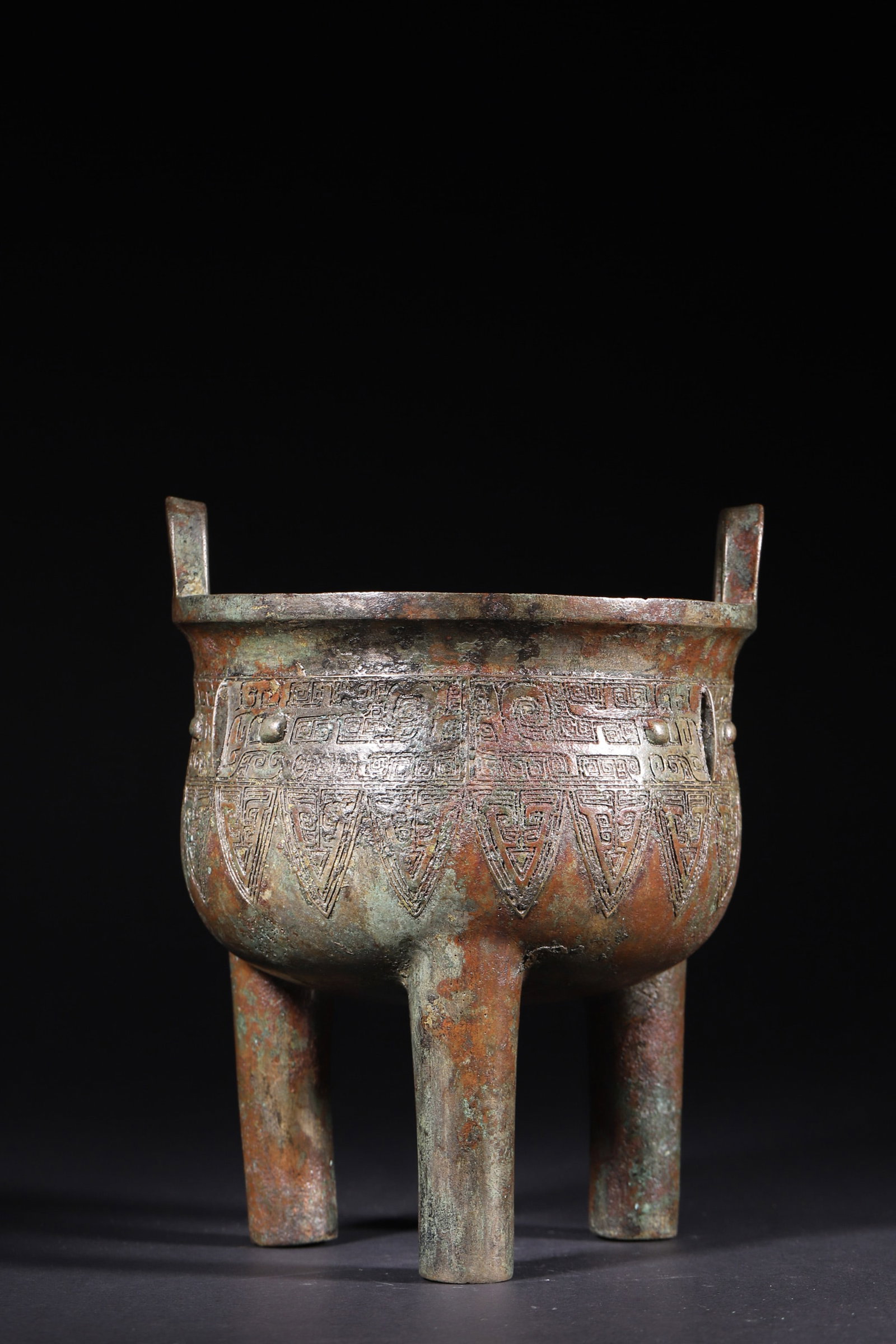 A Bronze Ding with Cicada Motifs - Late Shang Dynasty: Diameter 18.0cm (7.09in), Height 21.0cm (8.27in), Weight 1843.0g (4.06lb)This bronze ding is a solemn ritual vessel of the Late Shang Dynasty, with upright ears, round belly and three column legs. Dec