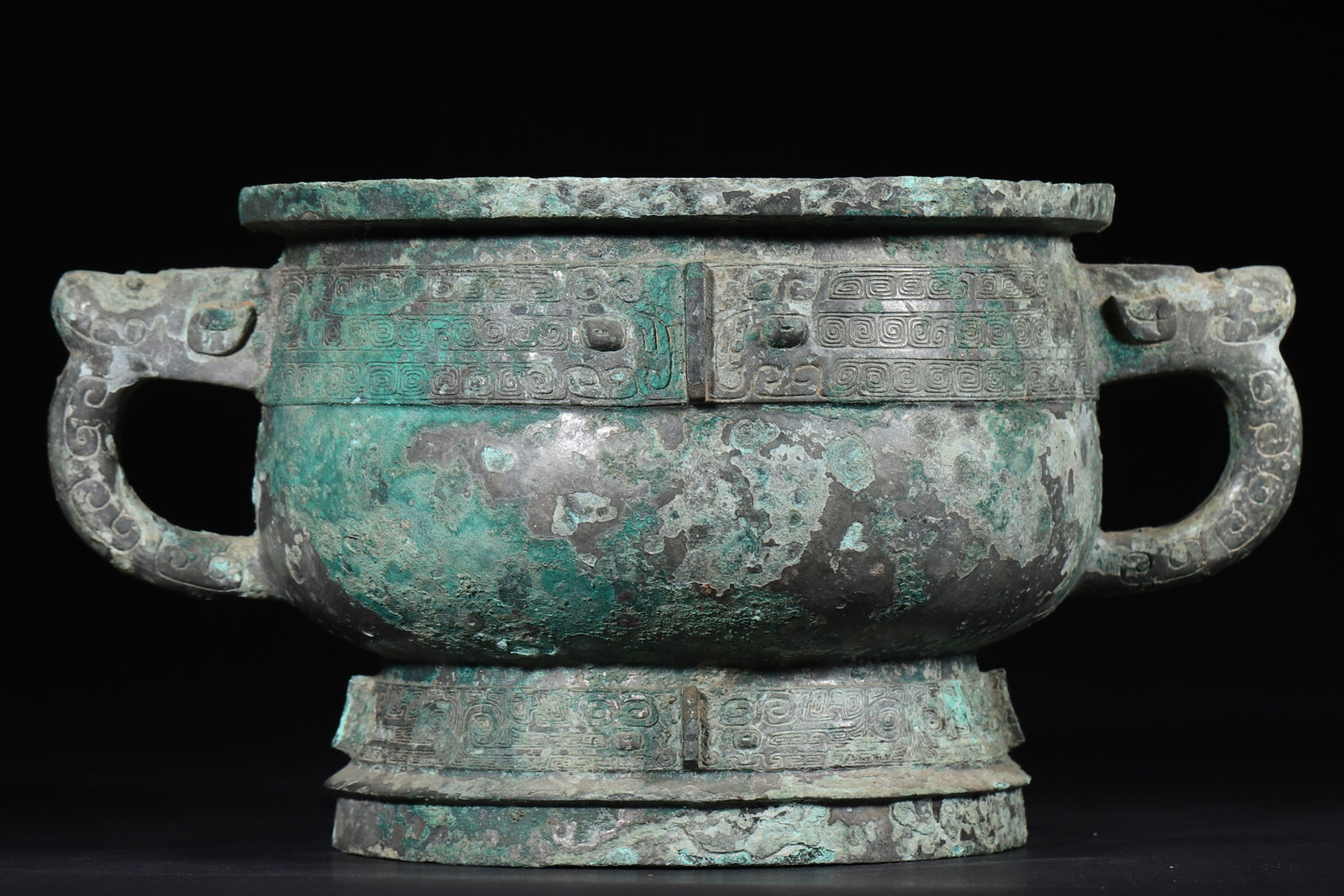 Early Western Zhou Dynasty Bronze Gui Vessel with Beast-Head Handles and Cloud-Thunder Pattern (1 of 8)