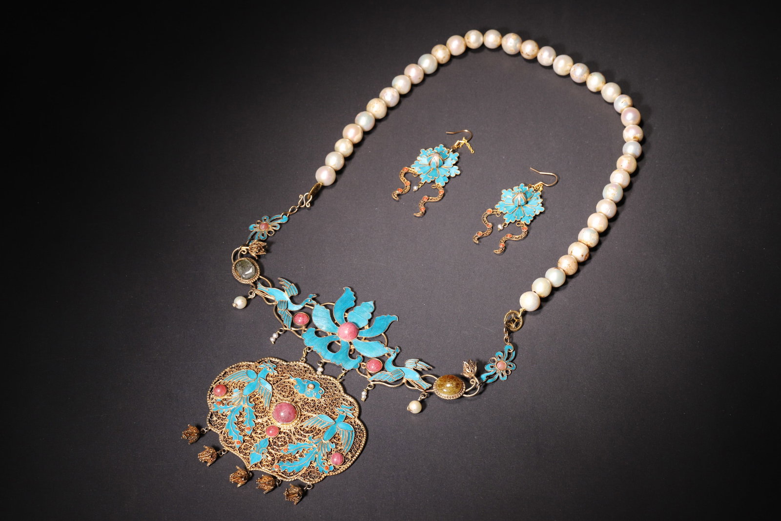 A Set of Silver-Gilt Kingfisher Feather Necklace and Earrings with Gemstone and Pearl Inlay (Qing (1 of 9)