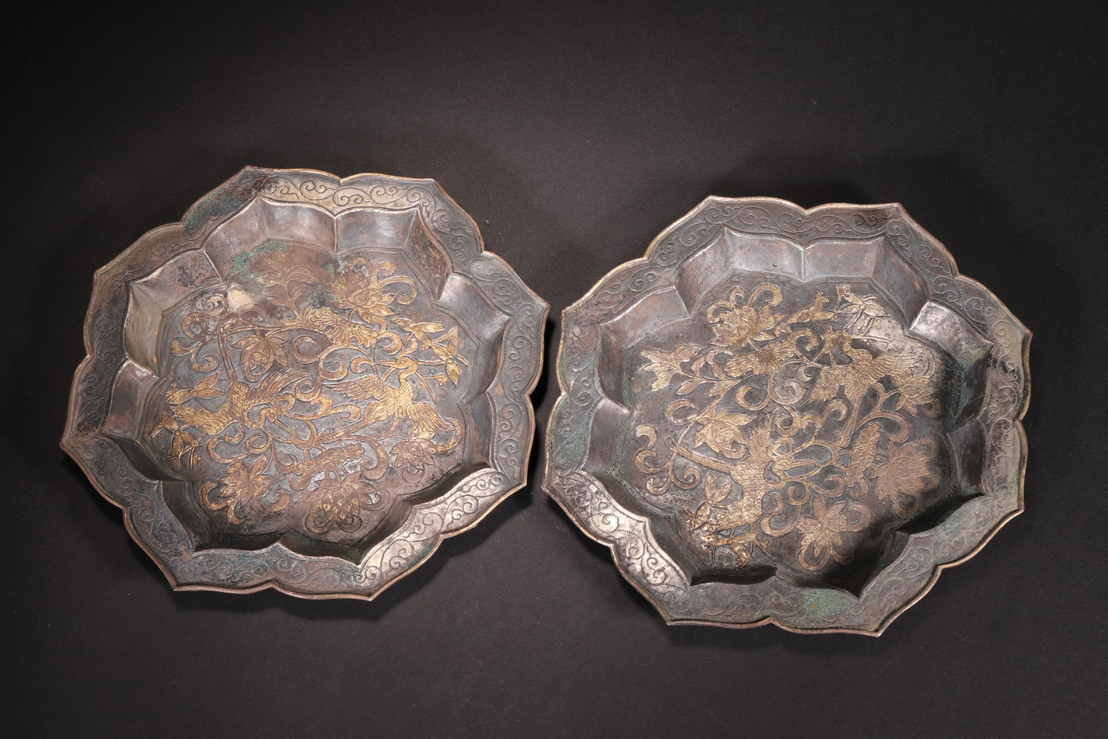 A Pair of Tang Dynasty Gilt Silver Octagonal Dishes with Engraved Phoenix and Floral Patterns (1 of 7)