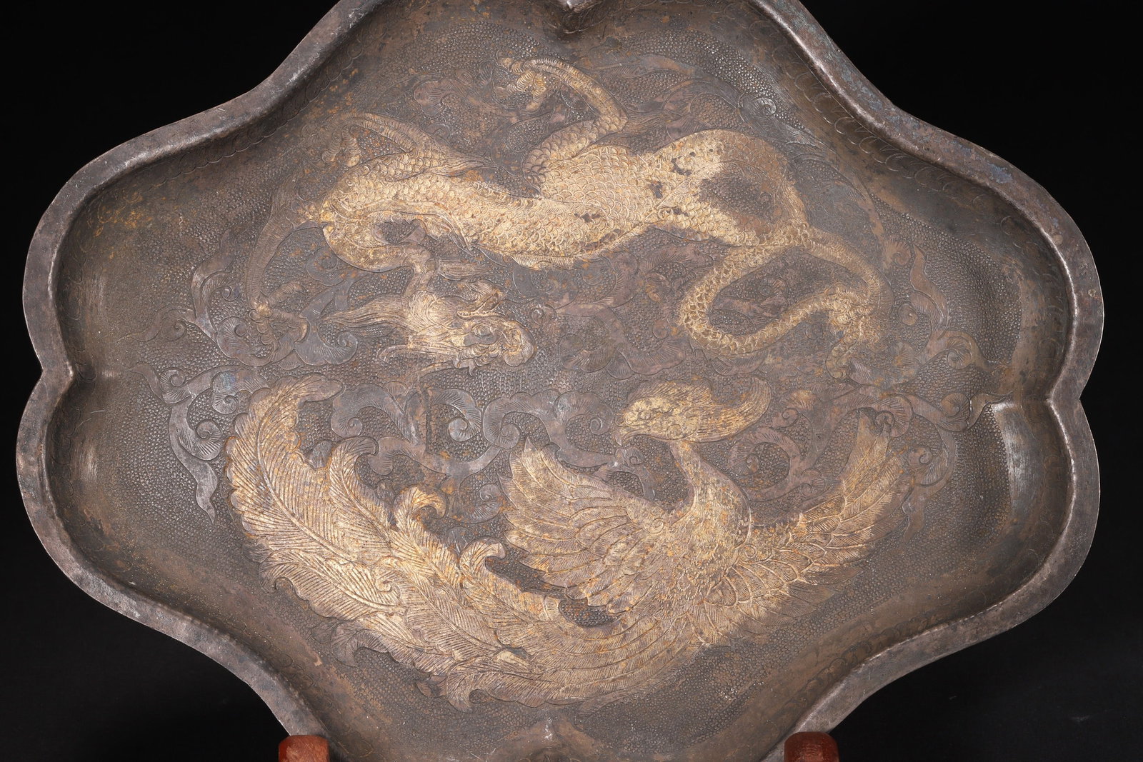 A Tang Dynasty Gilt Silver Flower-Shaped Plate with Engraved Dragon and Phoenix Patterns - 2