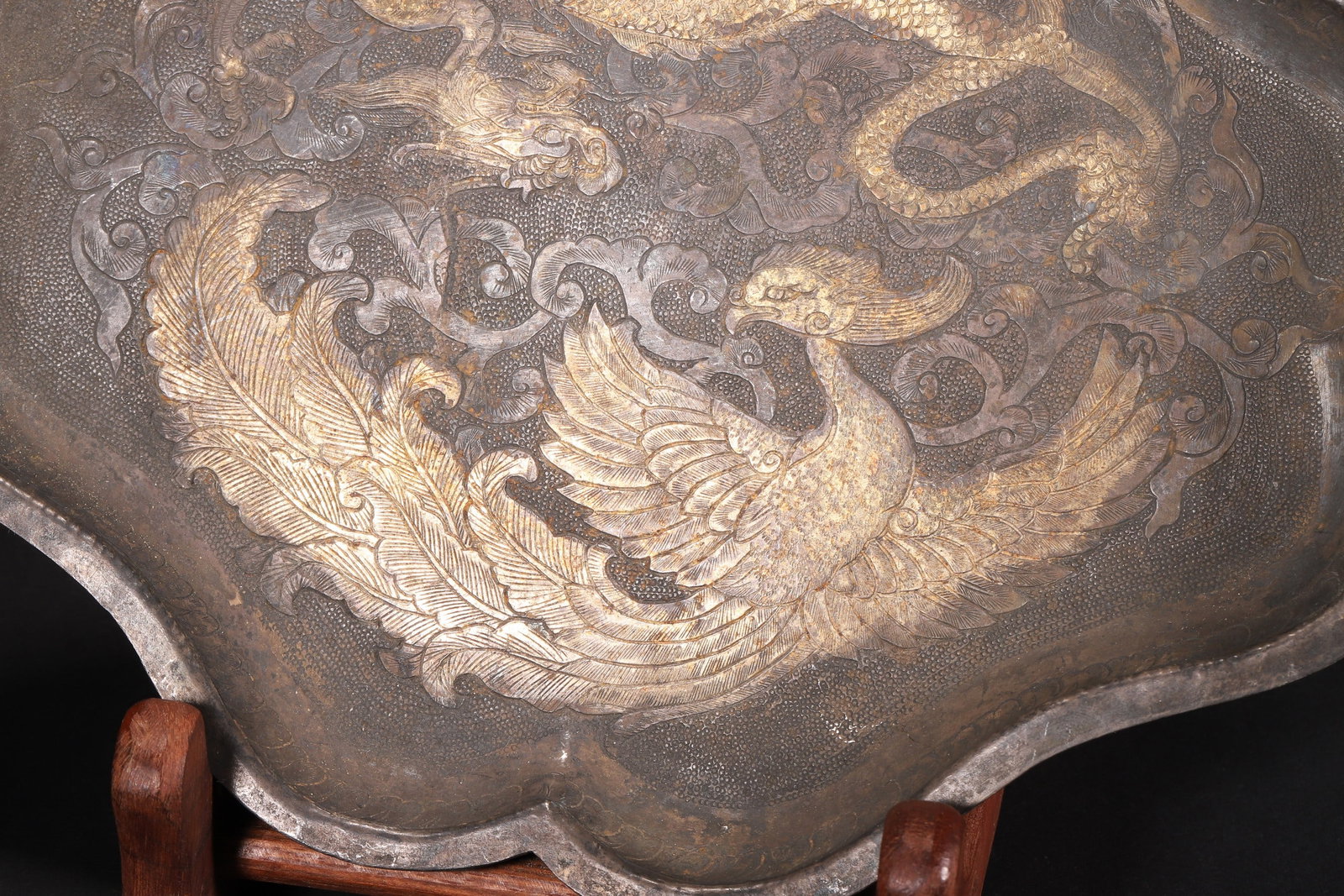 A Tang Dynasty Gilt Silver Flower-Shaped Plate with Engraved Dragon and Phoenix Patterns - 3