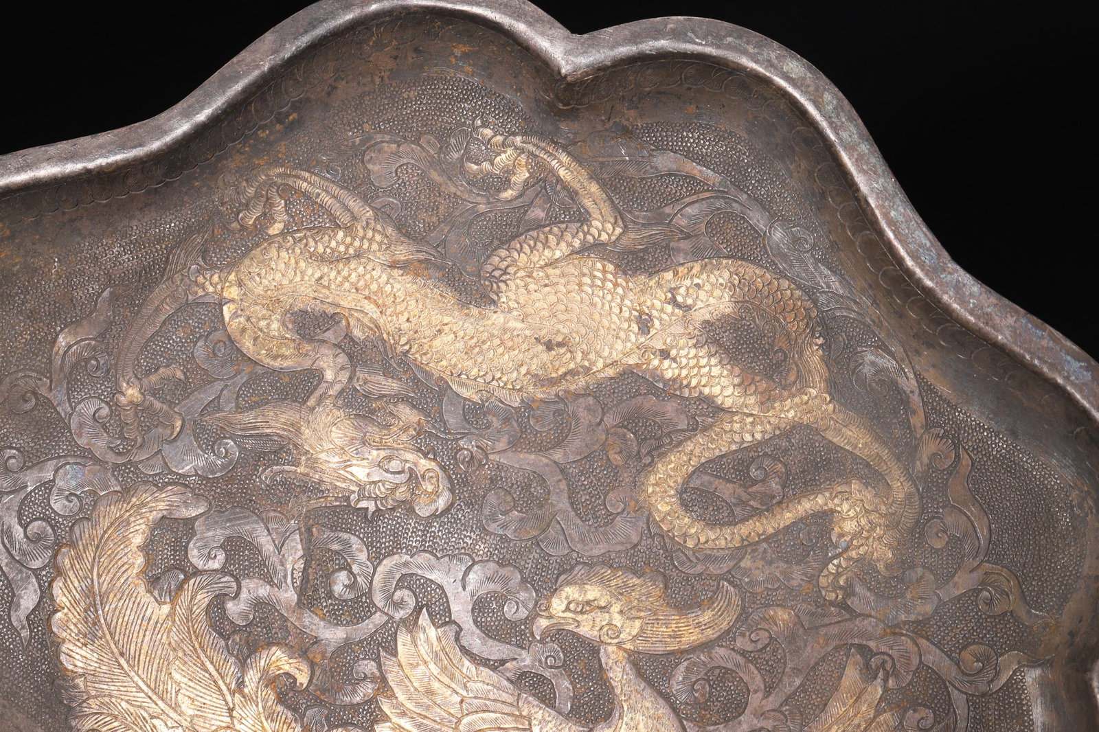 A Tang Dynasty Gilt Silver Flower-Shaped Plate with Engraved Dragon and Phoenix Patterns - 4