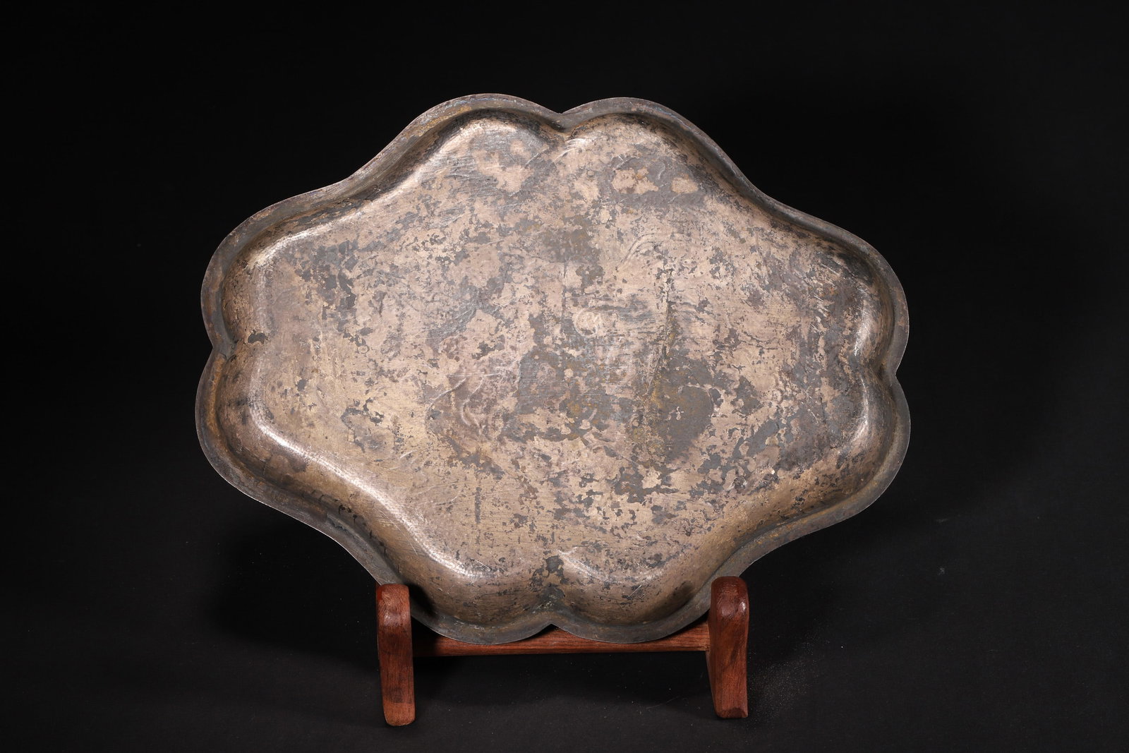 A Tang Dynasty Gilt Silver Flower-Shaped Plate with Engraved Dragon and Phoenix Patterns - 5