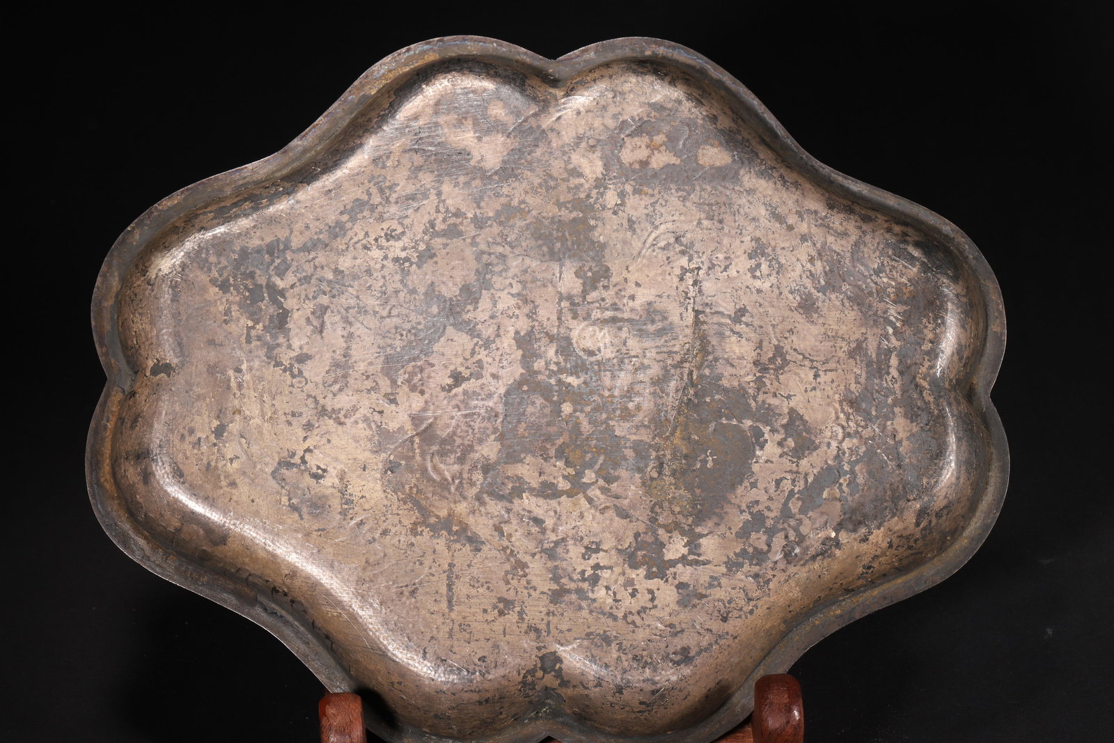 A Tang Dynasty Gilt Silver Flower-Shaped Plate with Engraved Dragon and Phoenix Patterns - 6