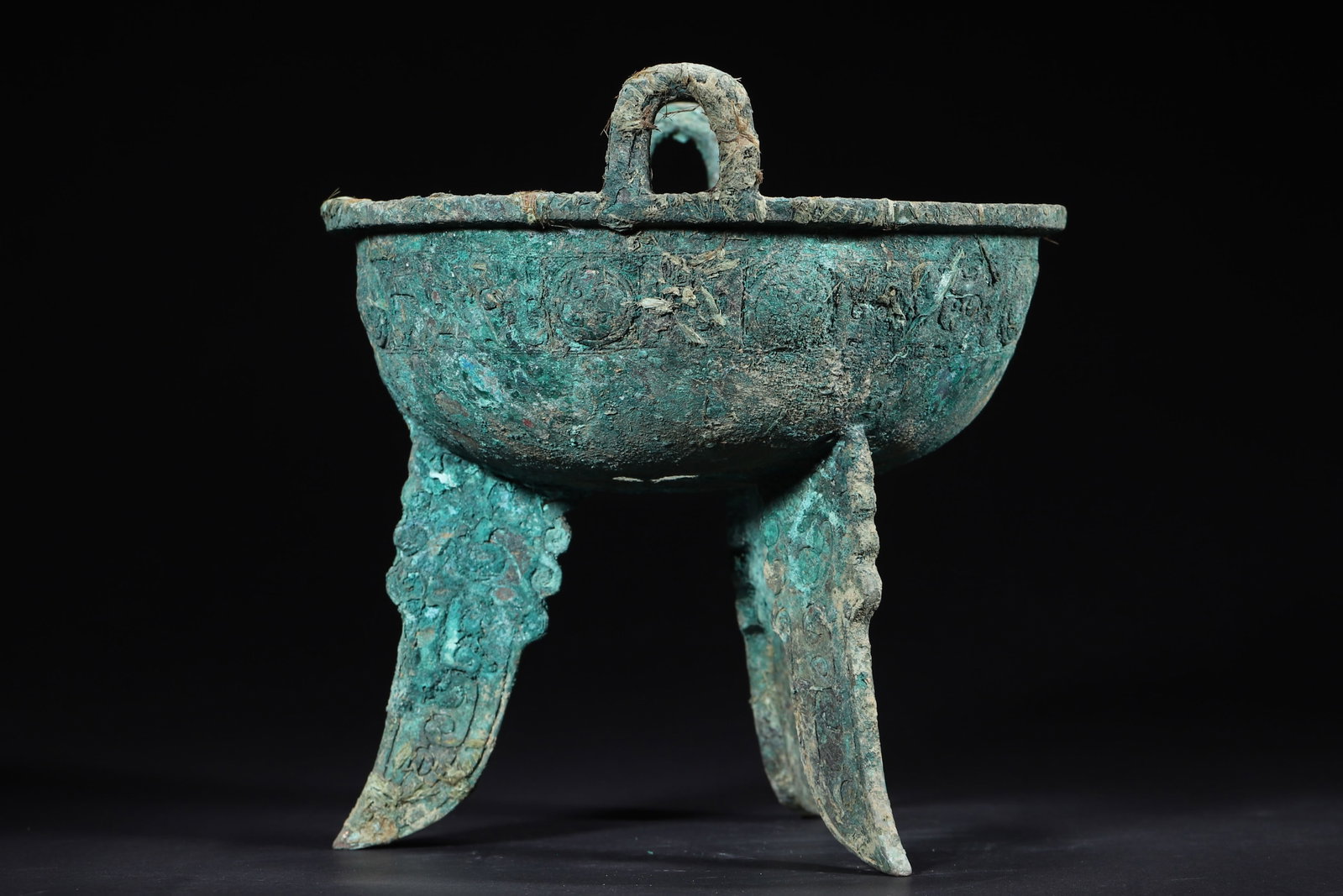 Late Shang Dynasty Bronze Ding with Taotie Pattern and Flat Feet - 2