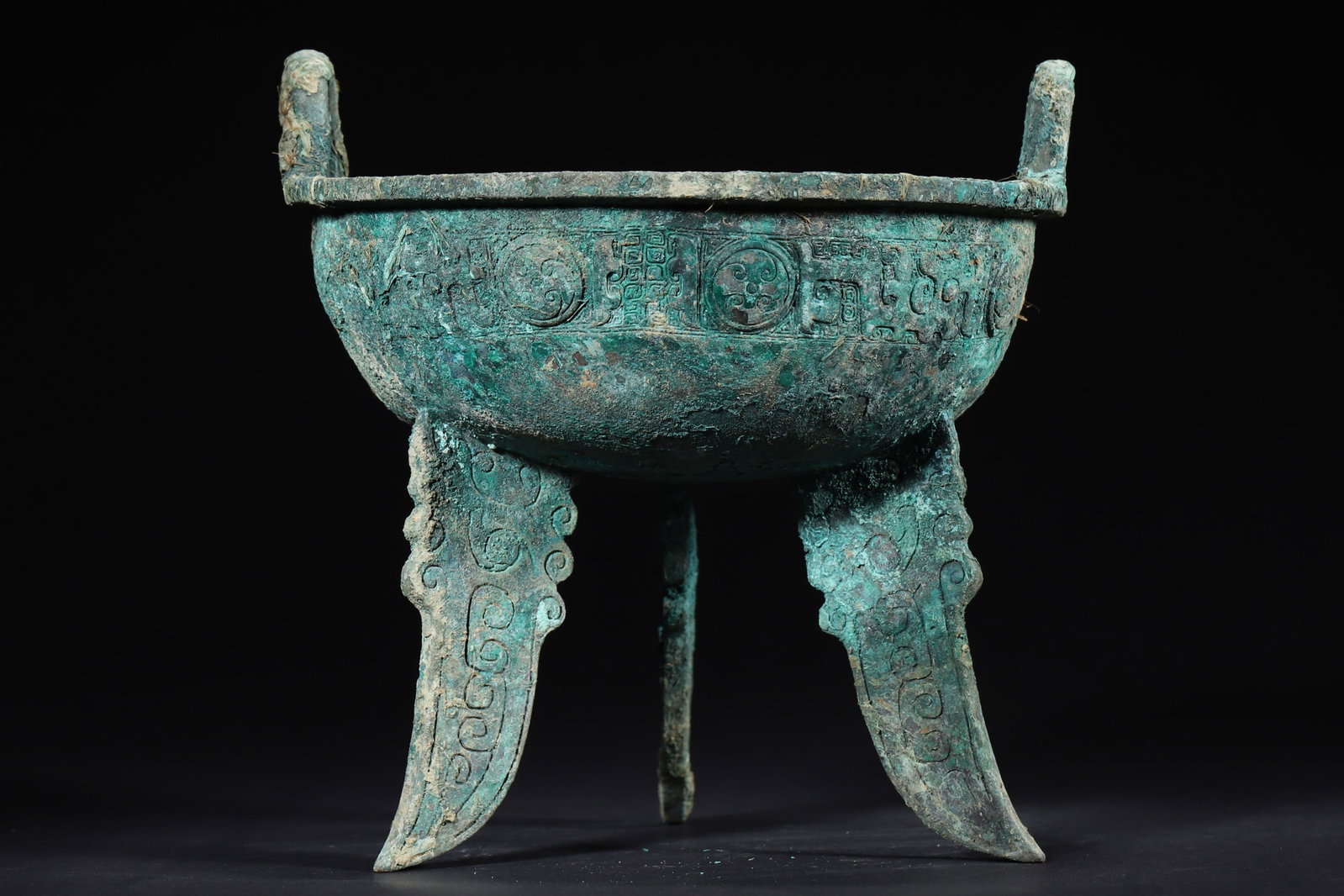 Late Shang Dynasty Bronze Ding with Taotie Pattern and Flat Feet - 3
