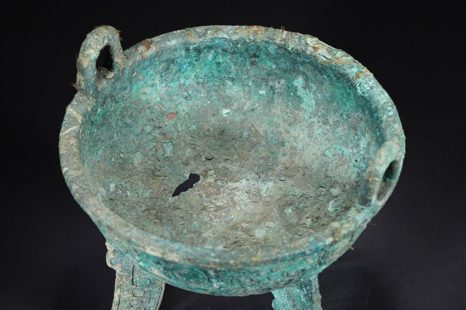 Late Shang Dynasty Bronze Ding with Taotie Pattern and Flat Feet - 4