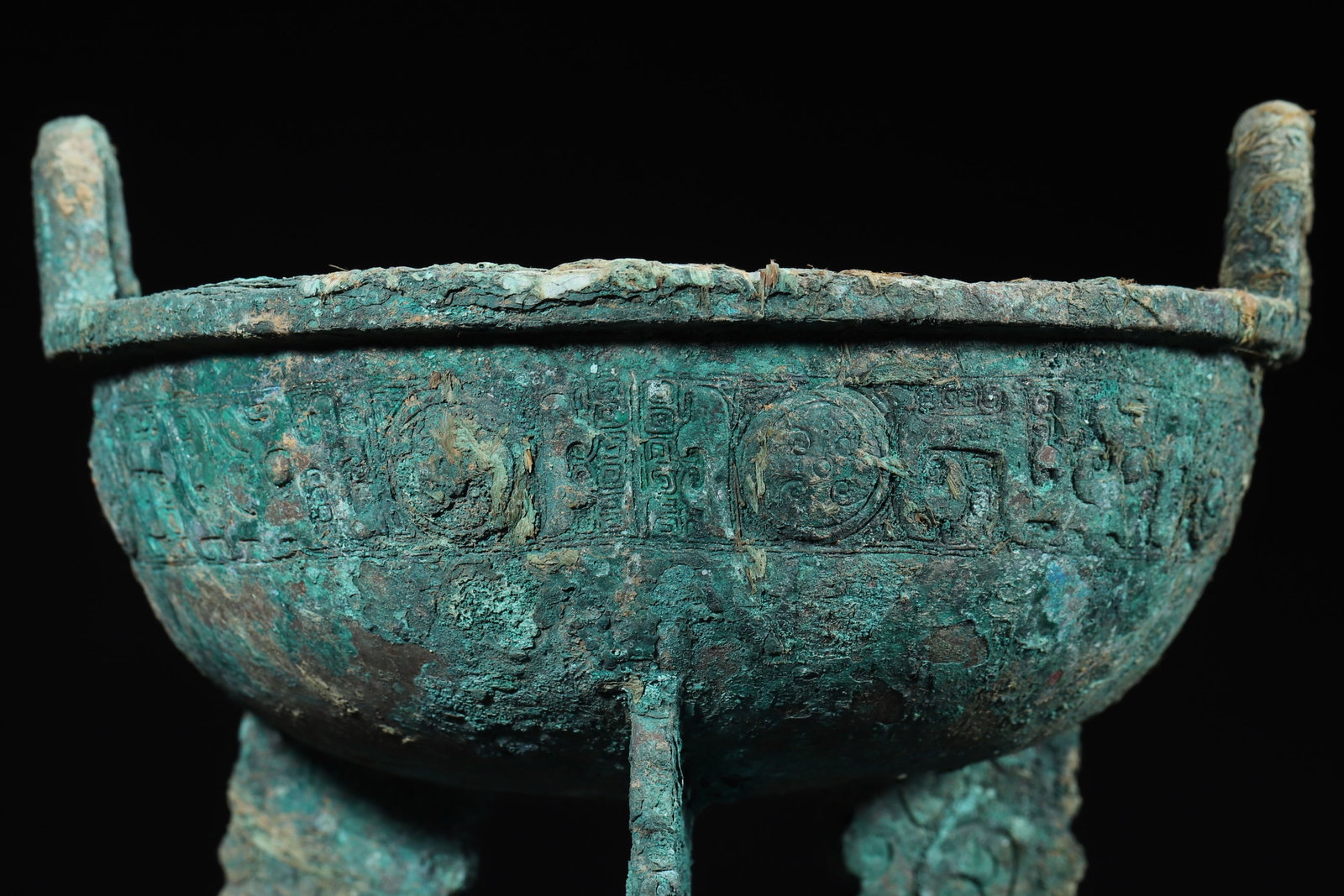 Late Shang Dynasty Bronze Ding with Taotie Pattern and Flat Feet - 5