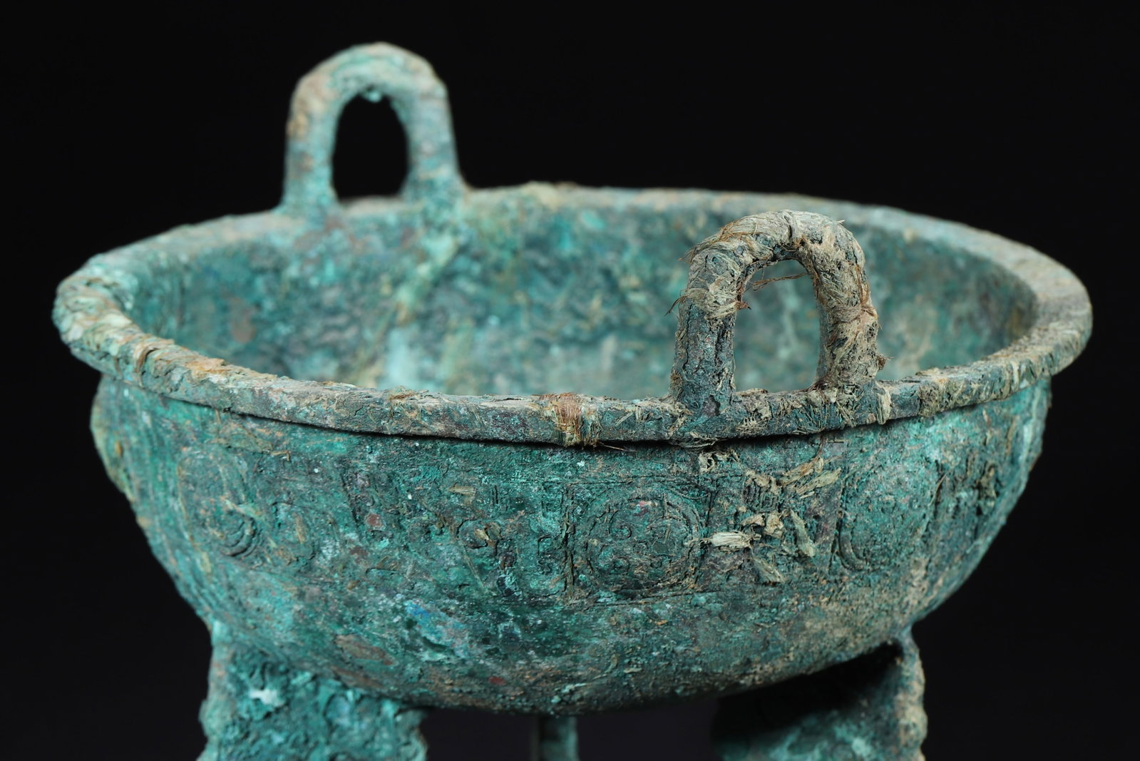 Late Shang Dynasty Bronze Ding with Taotie Pattern and Flat Feet - 6