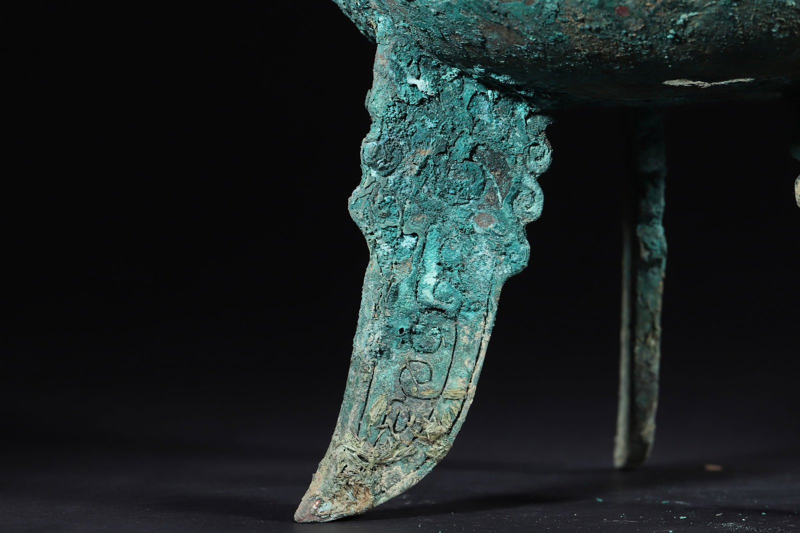 Late Shang Dynasty Bronze Ding with Taotie Pattern and Flat Feet - 7