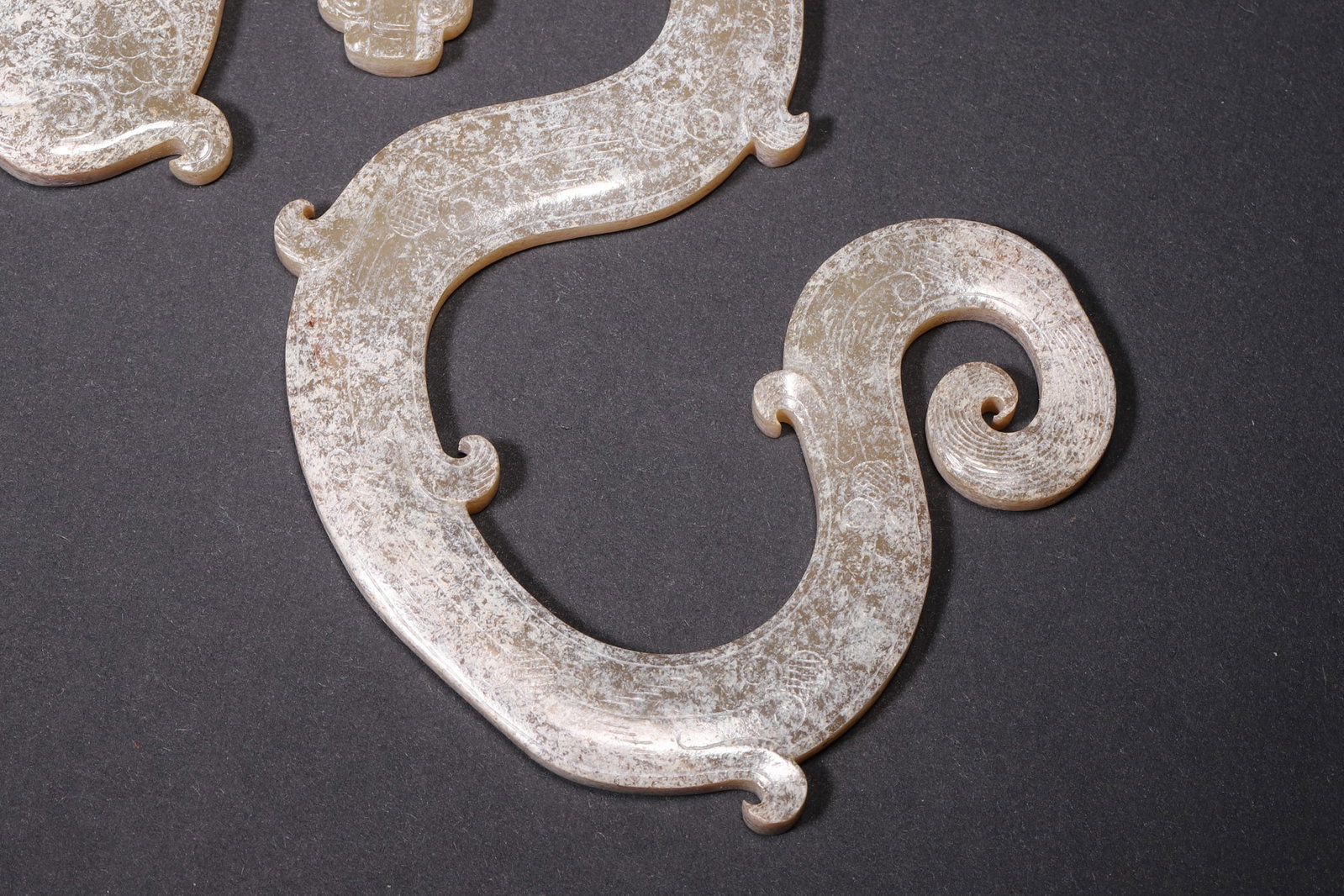 An Ancient Jade S-Shaped Dragon Pendant - Han Dynasty - 3