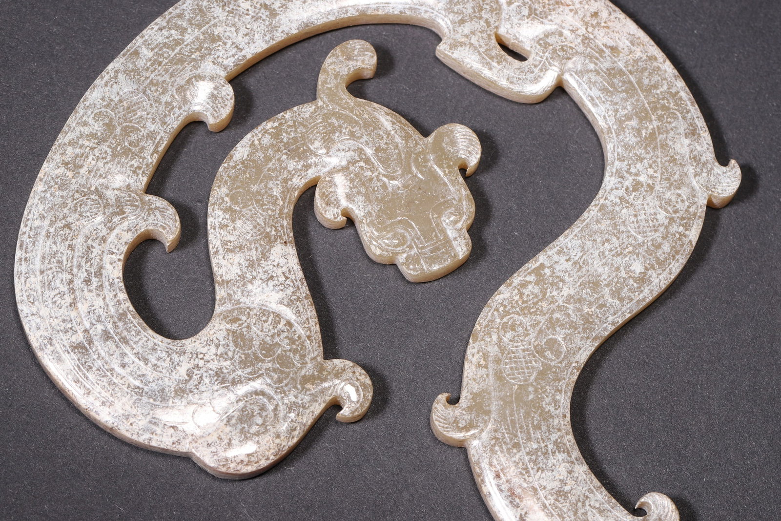 An Ancient Jade S-Shaped Dragon Pendant - Han Dynasty - 4
