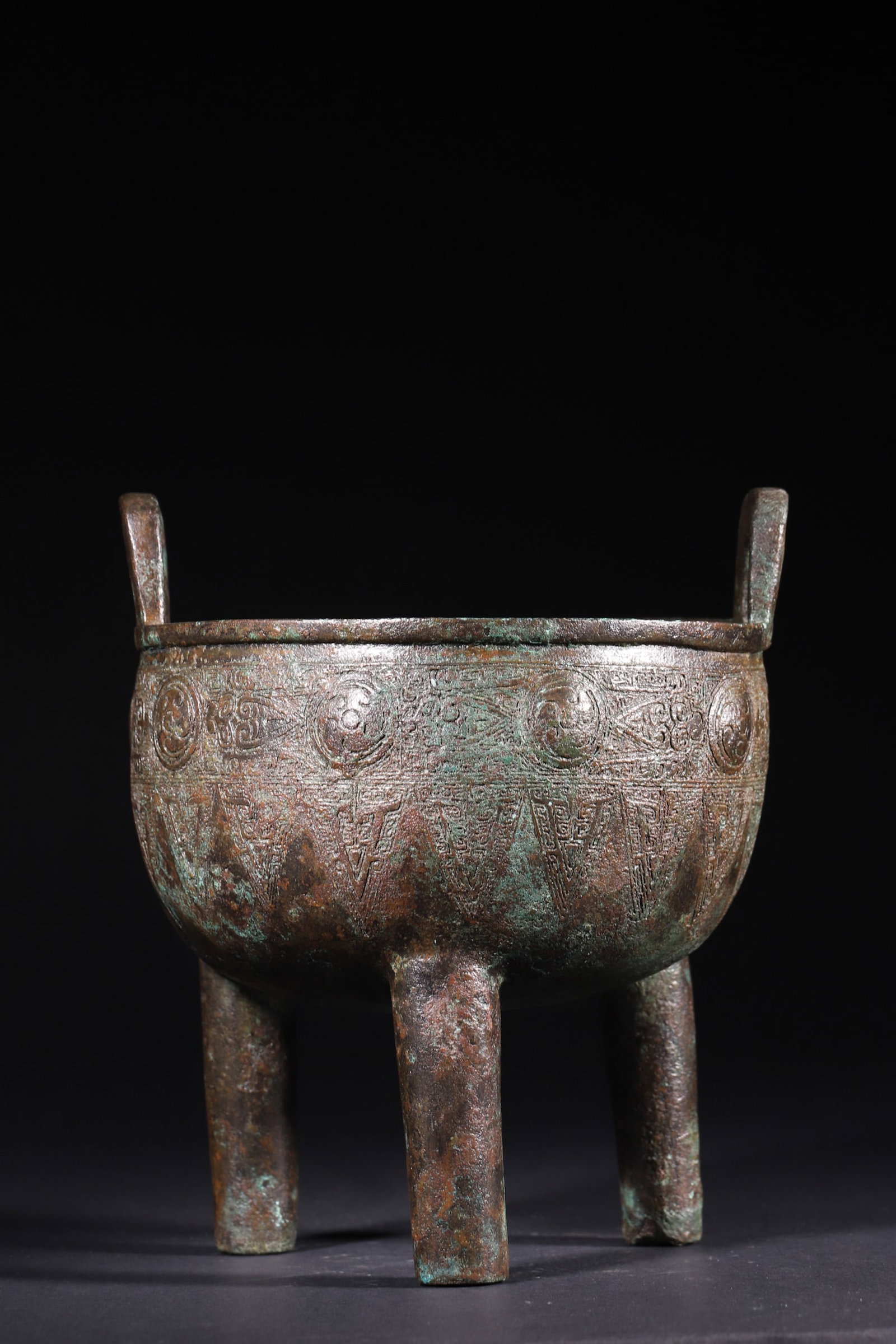 A Bronze Ding with Cicada Motifs - Late Shang Dynasty: Diameter 17.0cm (6.69in), Height 21.5cm (8.46in), Weight 2078.0g (4.58lb)This bronze ding is a solemn ritual vessel of the Late Shang Dynasty, with upright ears, round belly and three legs. Decorated 