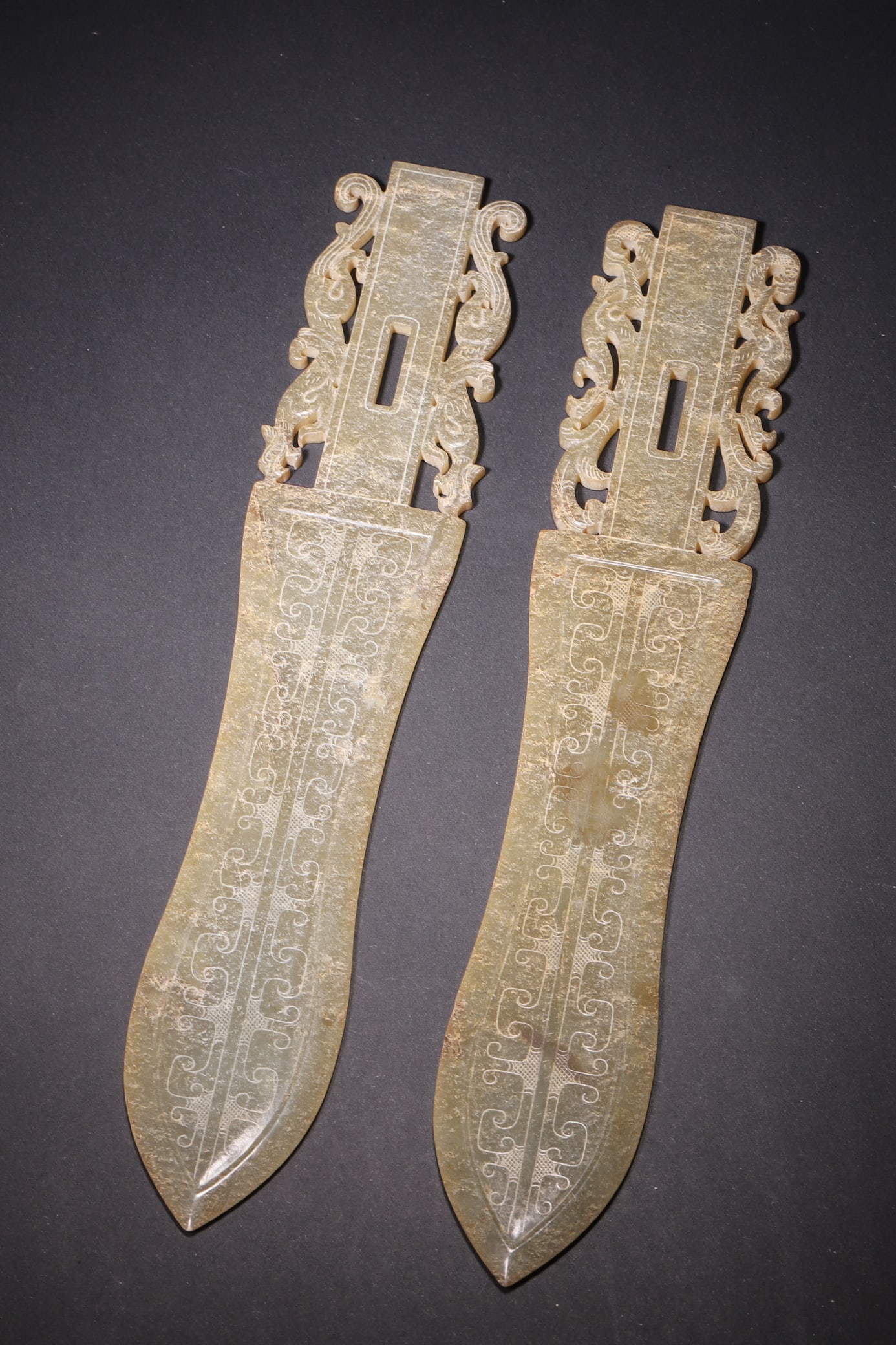 A Pair of Ancient Jade Ge with Dragon and Phoenix Motif - Han Dynasty - 4