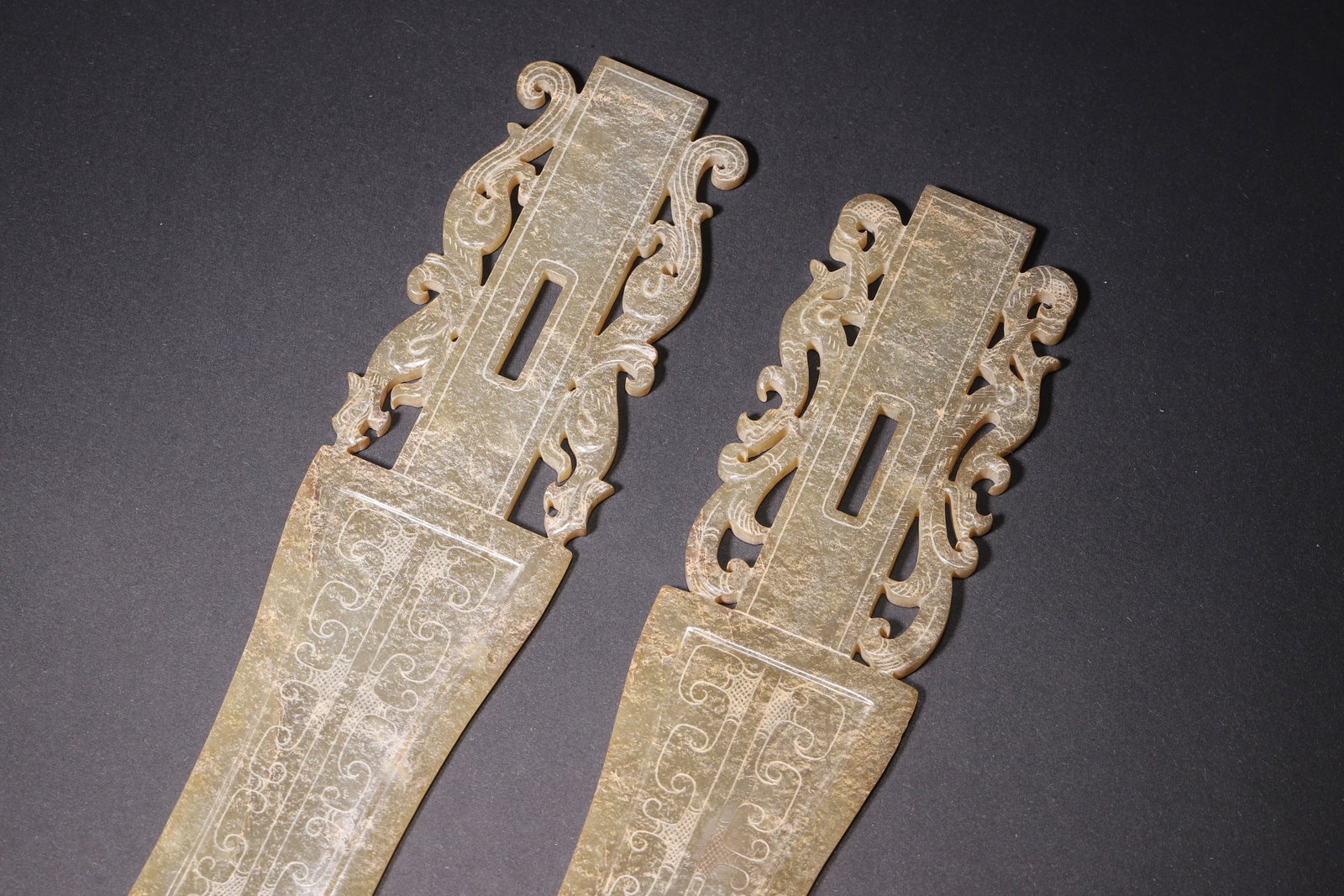 A Pair of Ancient Jade Ge with Dragon and Phoenix Motif - Han Dynasty - 5
