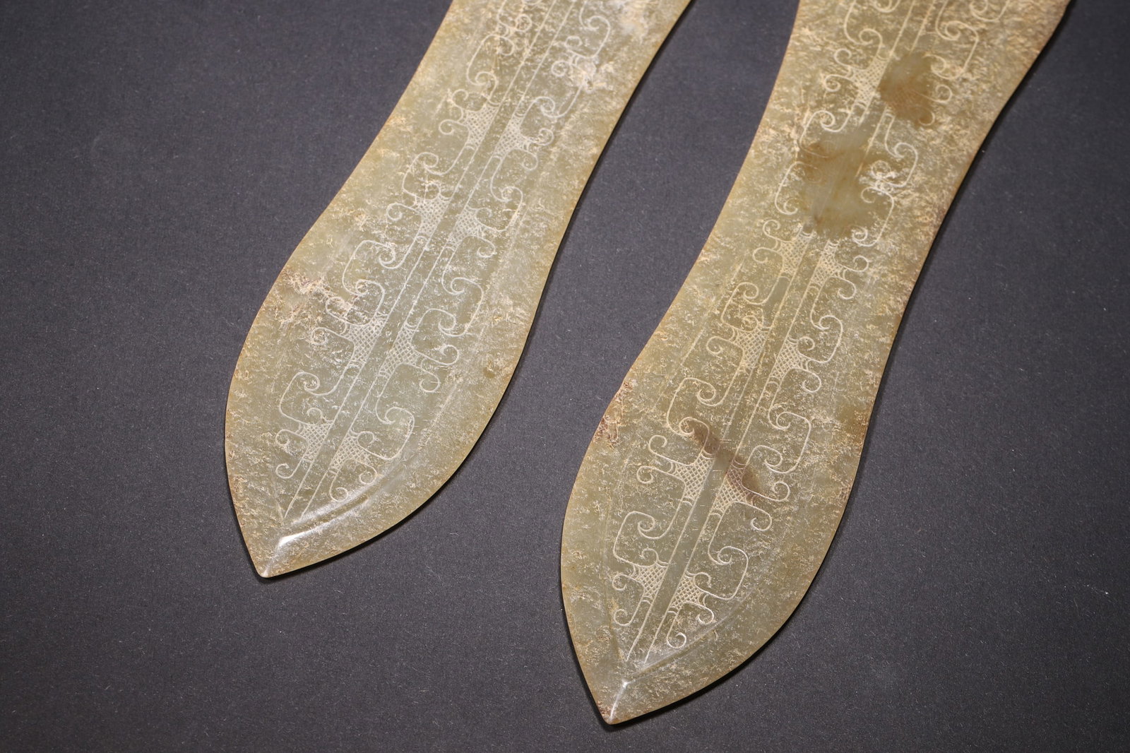 A Pair of Ancient Jade Ge with Dragon and Phoenix Motif - Han Dynasty - 7