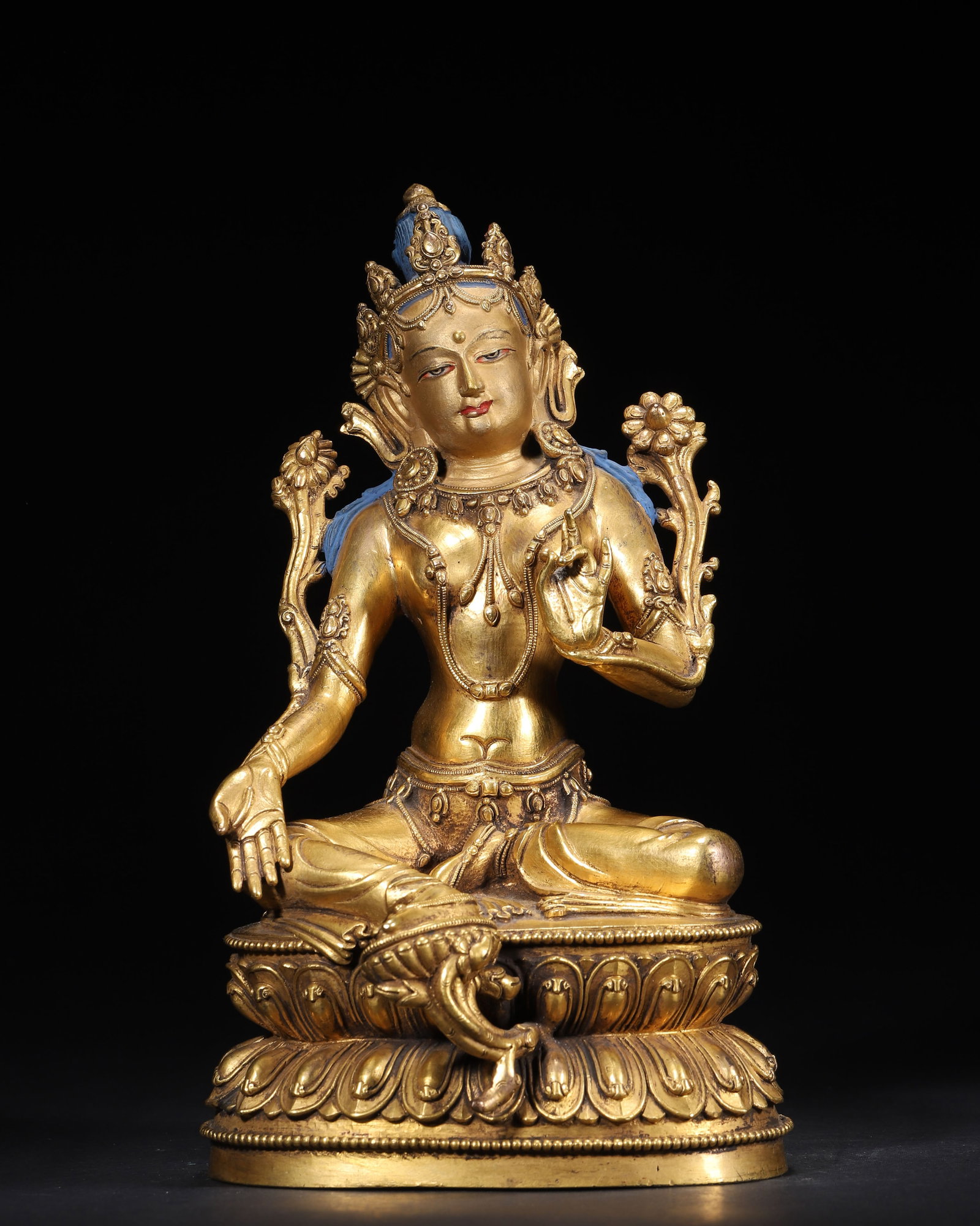 A Gilt-Bronze Seated Guanyin in Royal Ease Posture, Ming Dynasty: 1911.0 g (4.21 lb) | 13.0 x 12.0 x 23.0 cm (5.12 x 4.72 x 9.06 in)This Ming Dynasty gilt-bronze seated Guanyin in royal ease posture features an elegant and dynamic posture, a compassionate and gentle