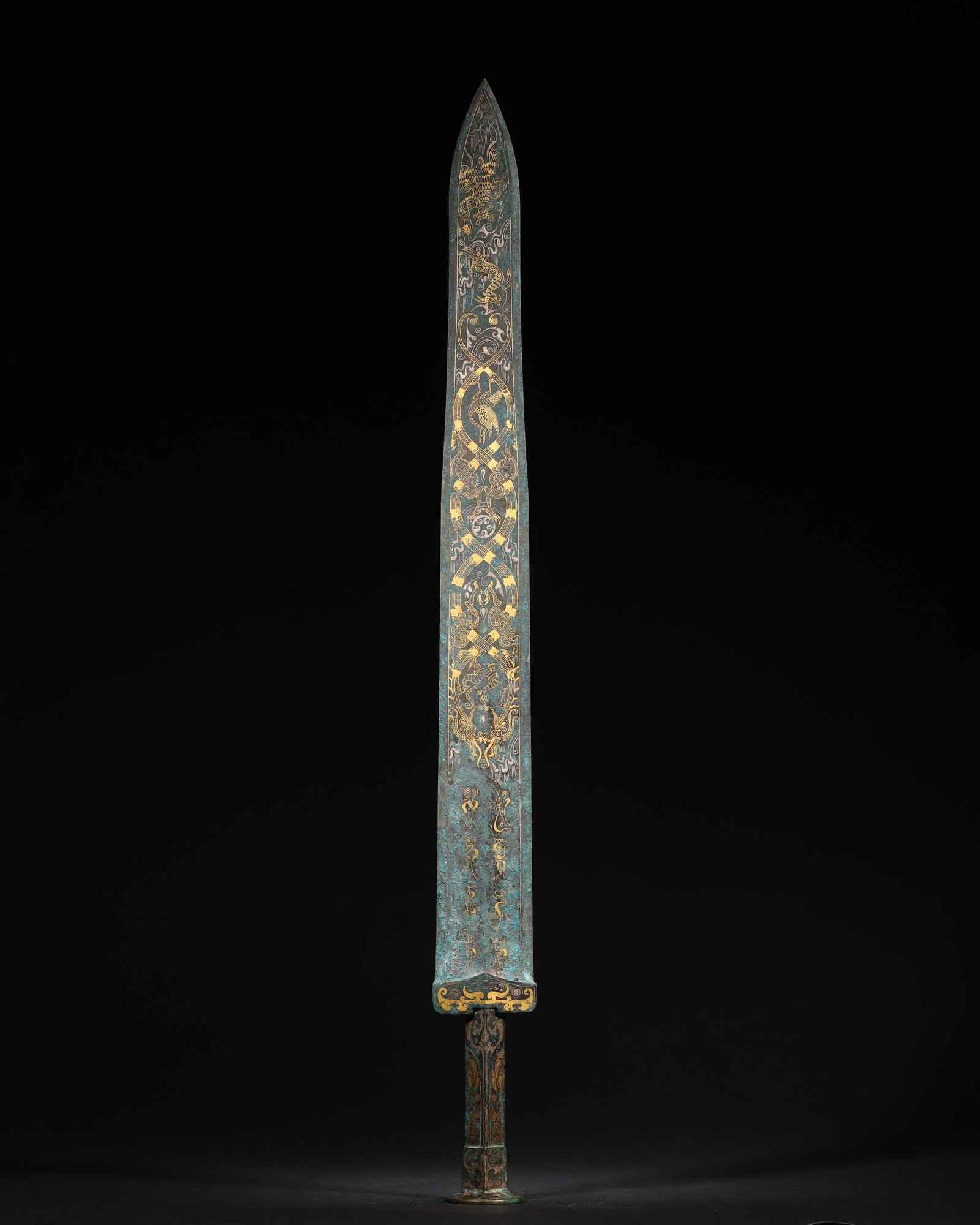 A Bronze ornament with Gold & Silver-Inlaid Animal Patterns and Bird-Script, Warring States Period: 1065.0 g (2.35 lb) | 58.0 x 5.5 cm (22.83 x 2.17 in)This Warring States bronze ornament features a long, sharp blade fully decorated with gold & silver-inlaid dragon, phoenix, auspicious beast and pea