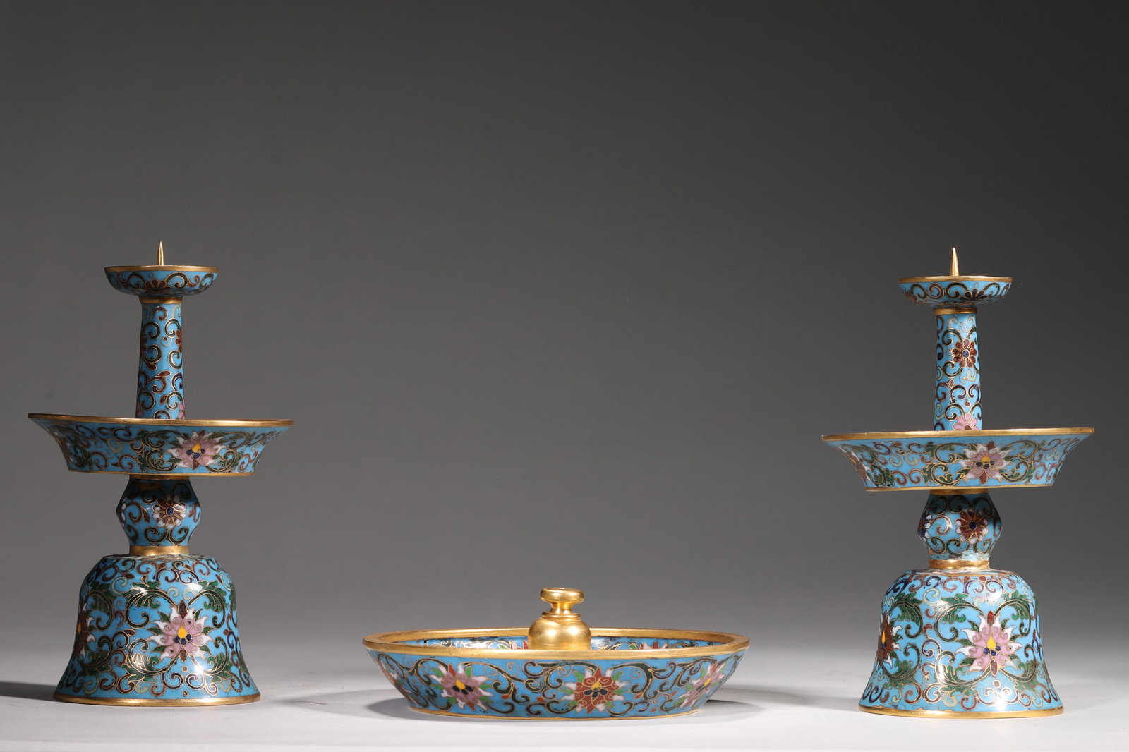 One Set of Cloisonné Enamel Candlesticks with Interlocking Lotus Pattern - Qianlong Period, Qing - 2