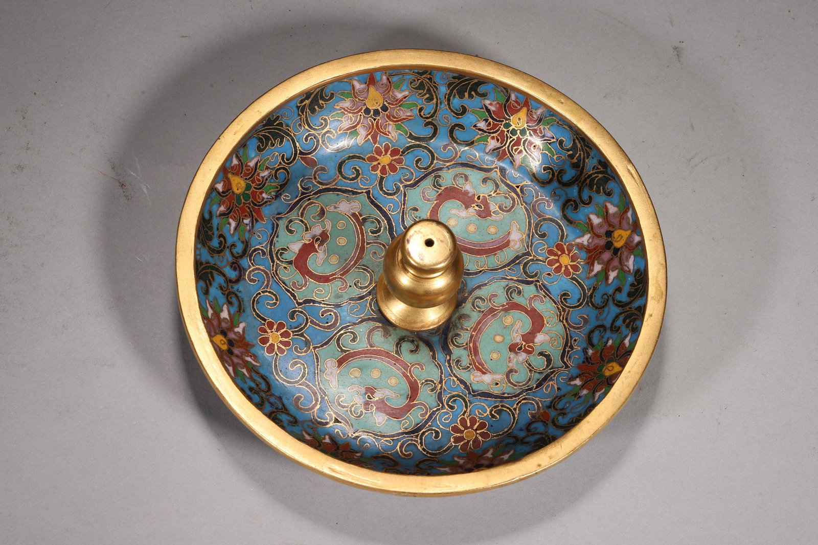 One Set of Cloisonné Enamel Candlesticks with Interlocking Lotus Pattern - Qianlong Period, Qing - 3