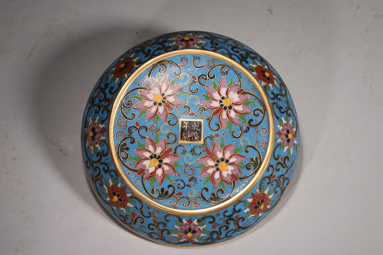 One Set of Cloisonné Enamel Candlesticks with Interlocking Lotus Pattern - Qianlong Period, Qing - 4