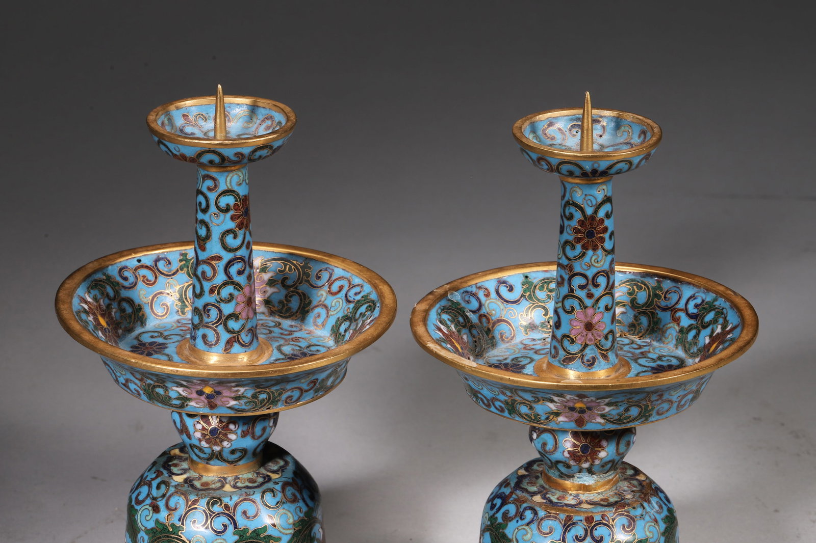 One Set of Cloisonné Enamel Candlesticks with Interlocking Lotus Pattern - Qianlong Period, Qing - 6