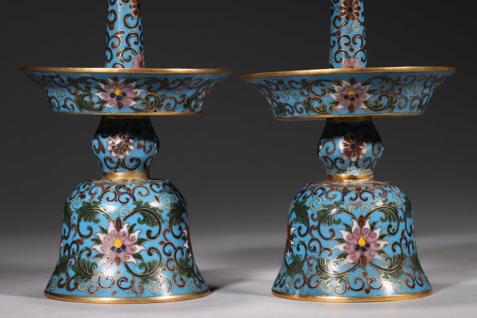 One Set of Cloisonné Enamel Candlesticks with Interlocking Lotus Pattern - Qianlong Period, Qing - 7
