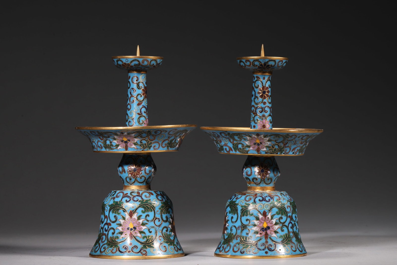 One Set of Cloisonné Enamel Candlesticks with Interlocking Lotus Pattern - Qianlong Period, Qing - 8