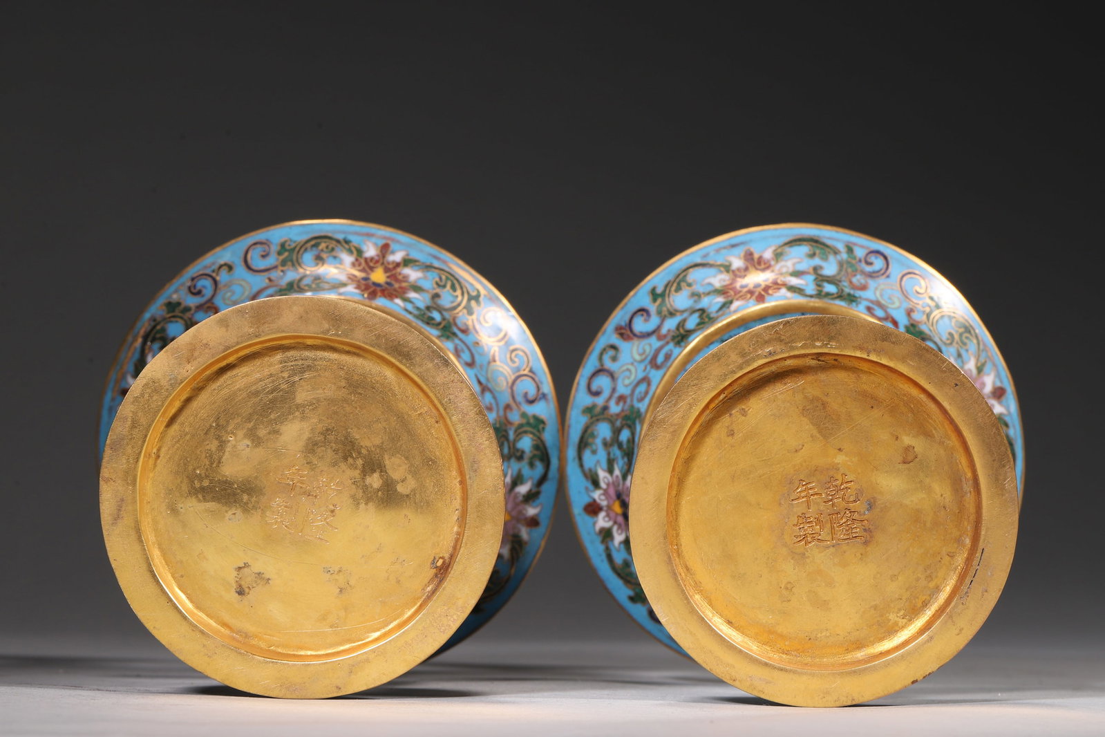 One Set of Cloisonné Enamel Candlesticks with Interlocking Lotus Pattern - Qianlong Period, Qing - 9