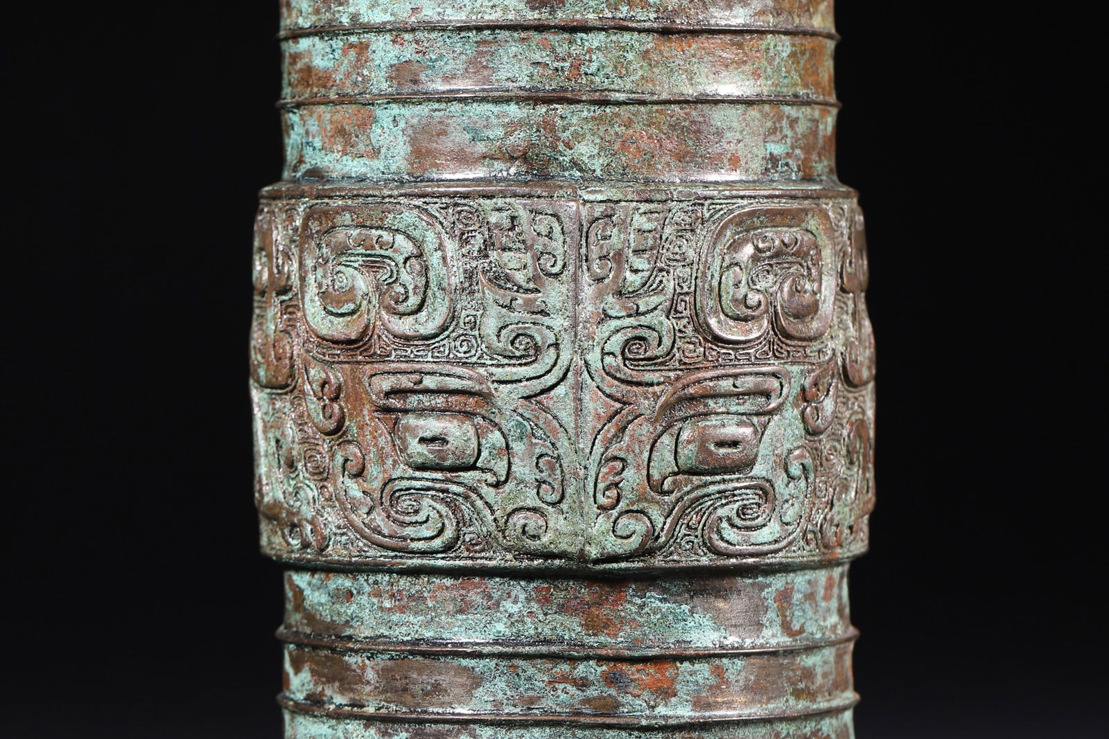 A Bronze Zun Vessel with Taotie Motifs - Late Shang Dynasty - 4