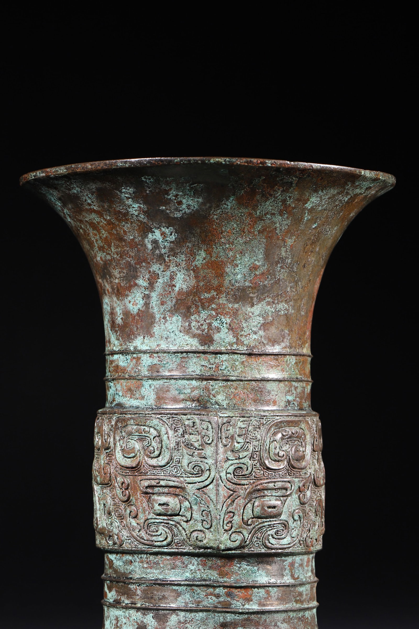 A Bronze Zun Vessel with Taotie Motifs - Late Shang Dynasty - 5