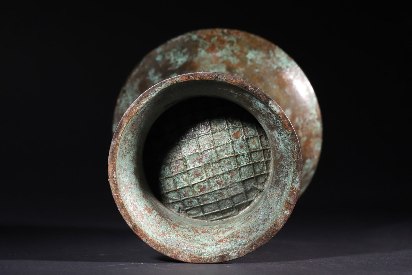 A Bronze Zun Vessel with Taotie Motifs - Late Shang Dynasty - 7