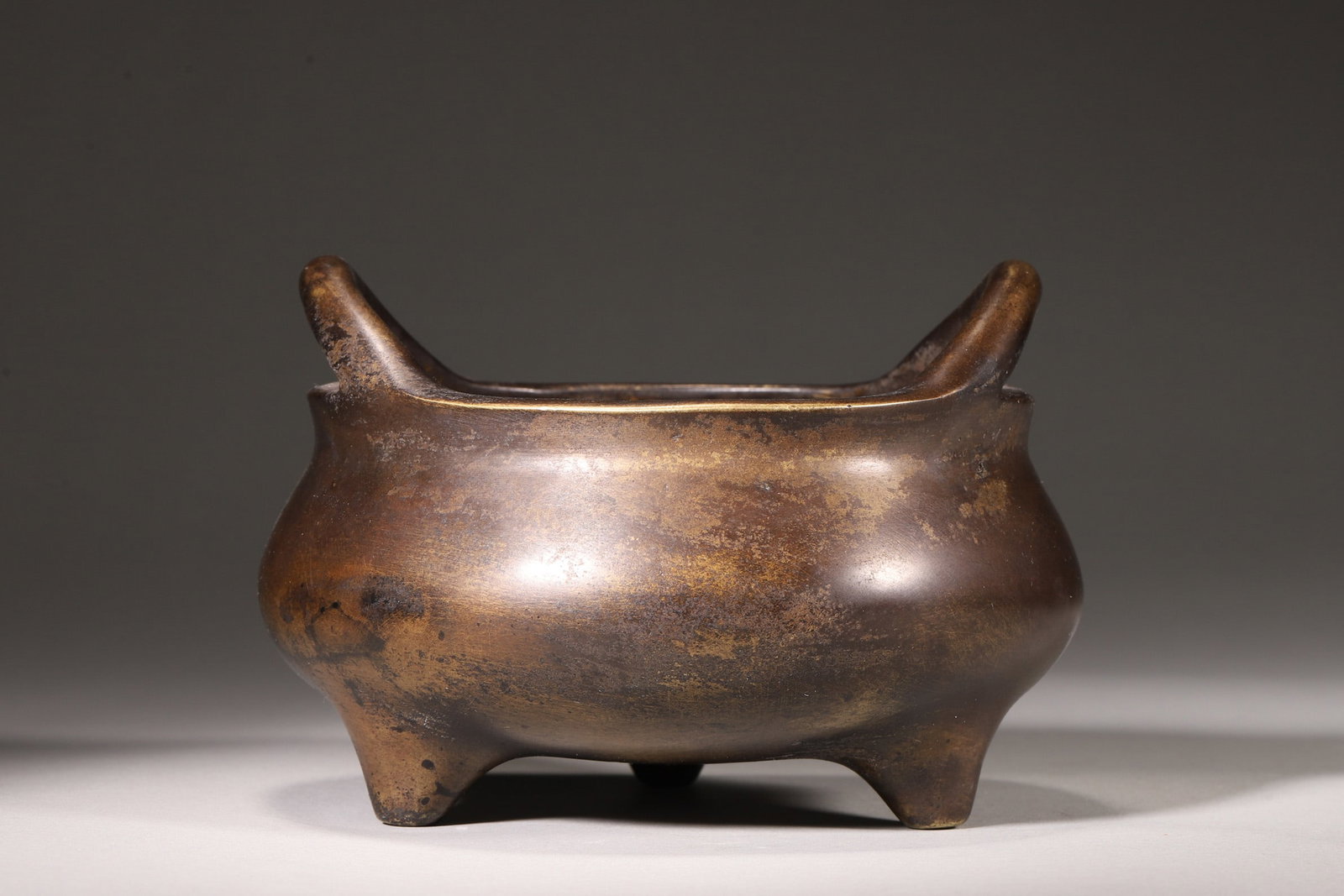 A Bronze Three-Foot Incense Burner with Bridge Handles, Ming Dynasty - 3