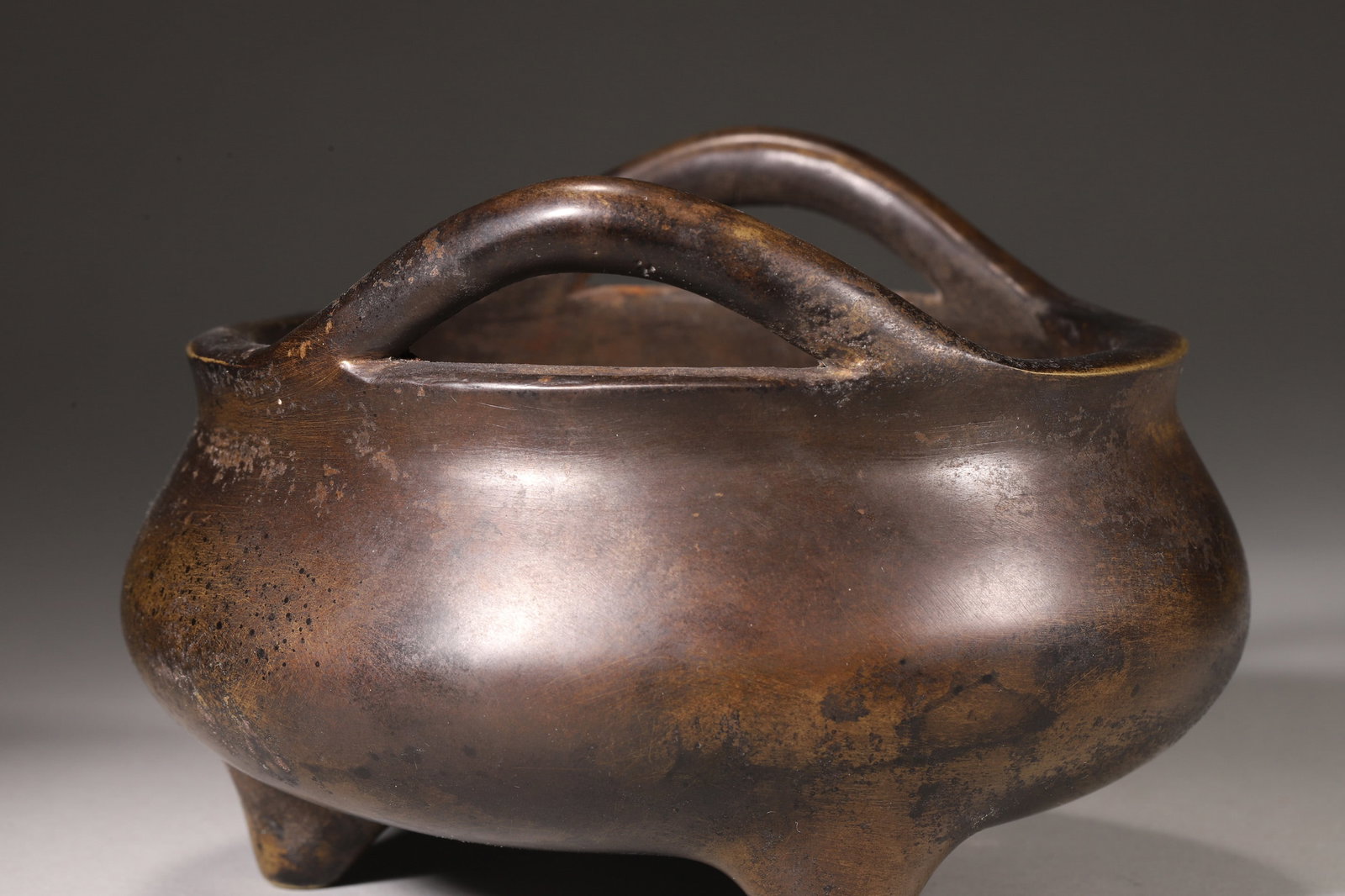 A Bronze Three-Foot Incense Burner with Bridge Handles, Ming Dynasty - 5