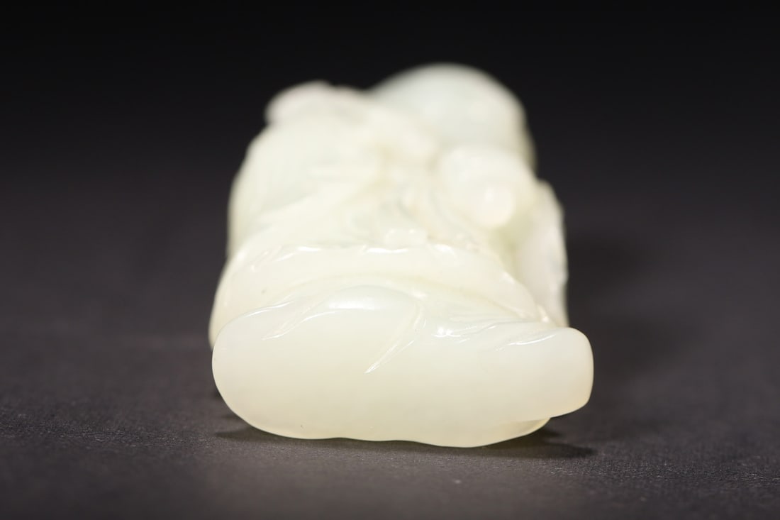 A Hetian Greenish White Jade Figure of an Immortal Holding Ruyi - Qing Dynasty - 7