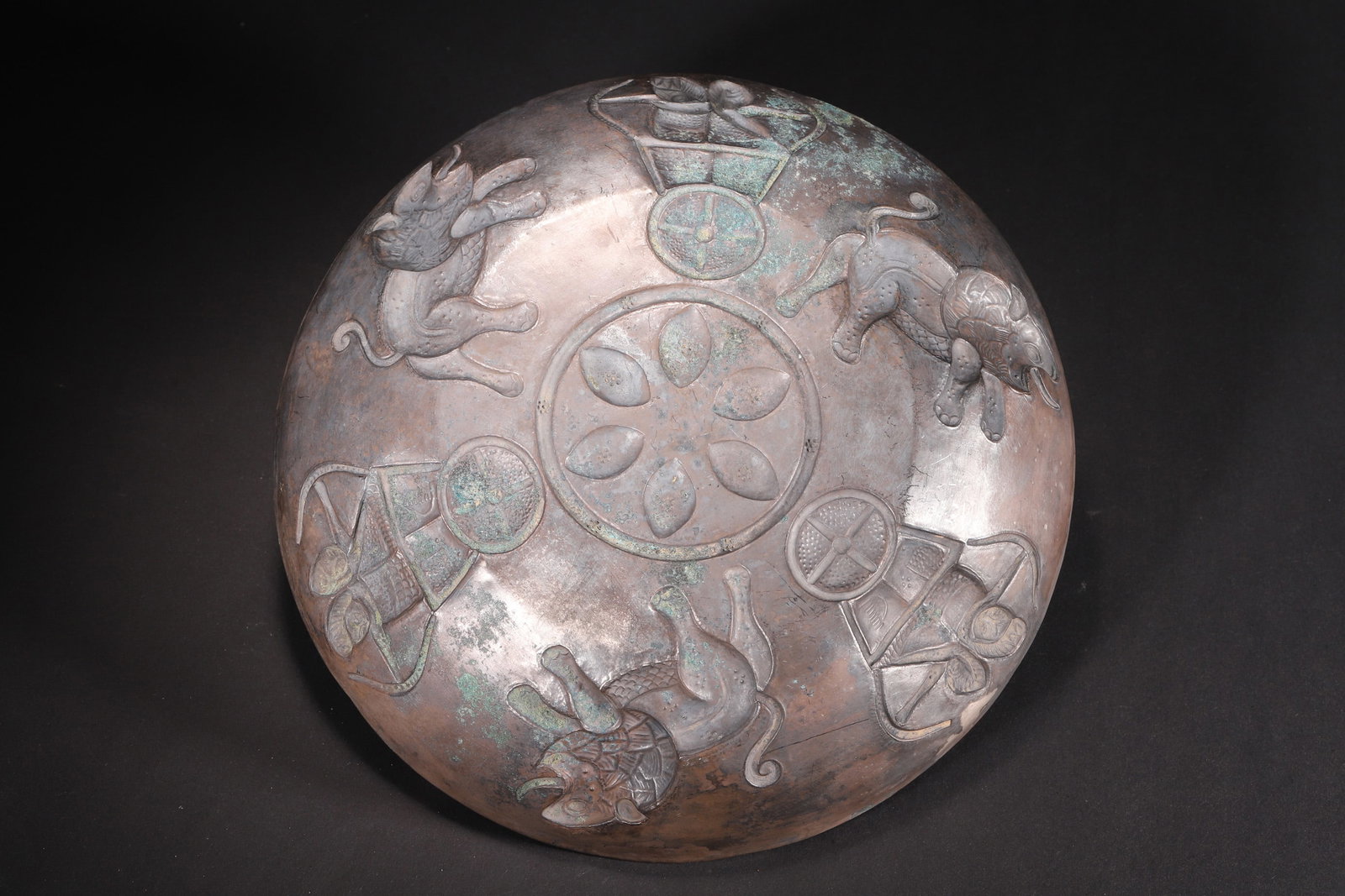 A Tang Dynasty Gilt Silver Plate with Hunting Scene - 5