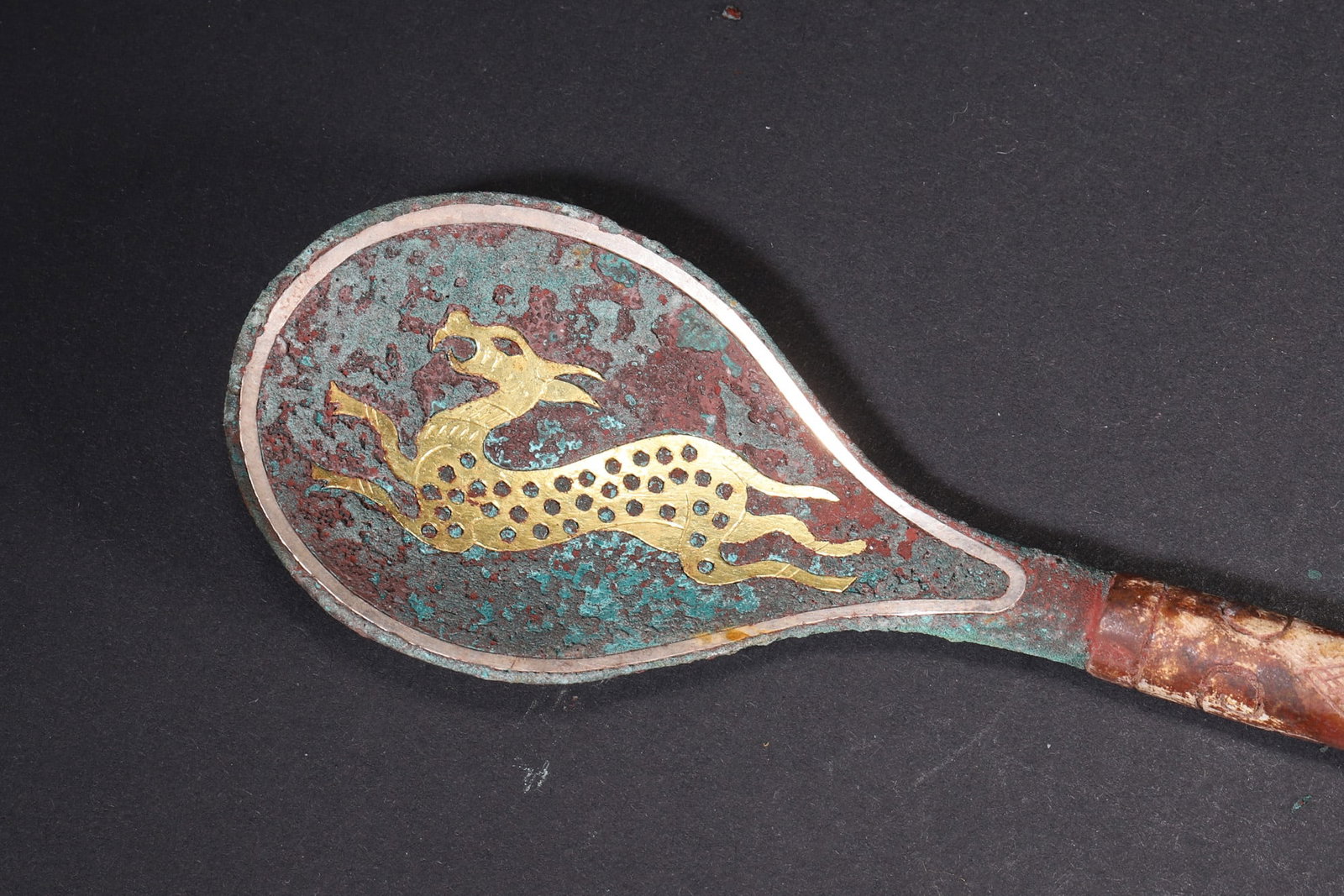 A Warring States Bronze Spoon with Gold and Silver Inlay, Deer Pattern and Jade Handle - 3