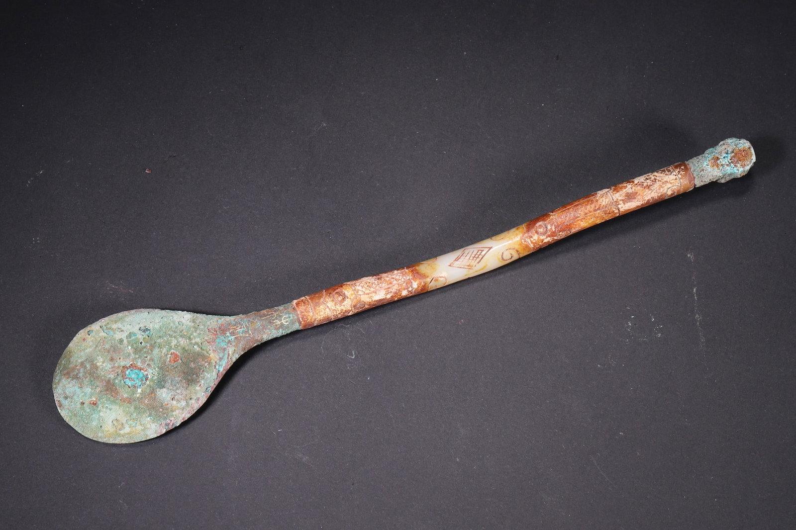 A Warring States Bronze Spoon with Gold and Silver Inlay, Deer Pattern and Jade Handle - 7