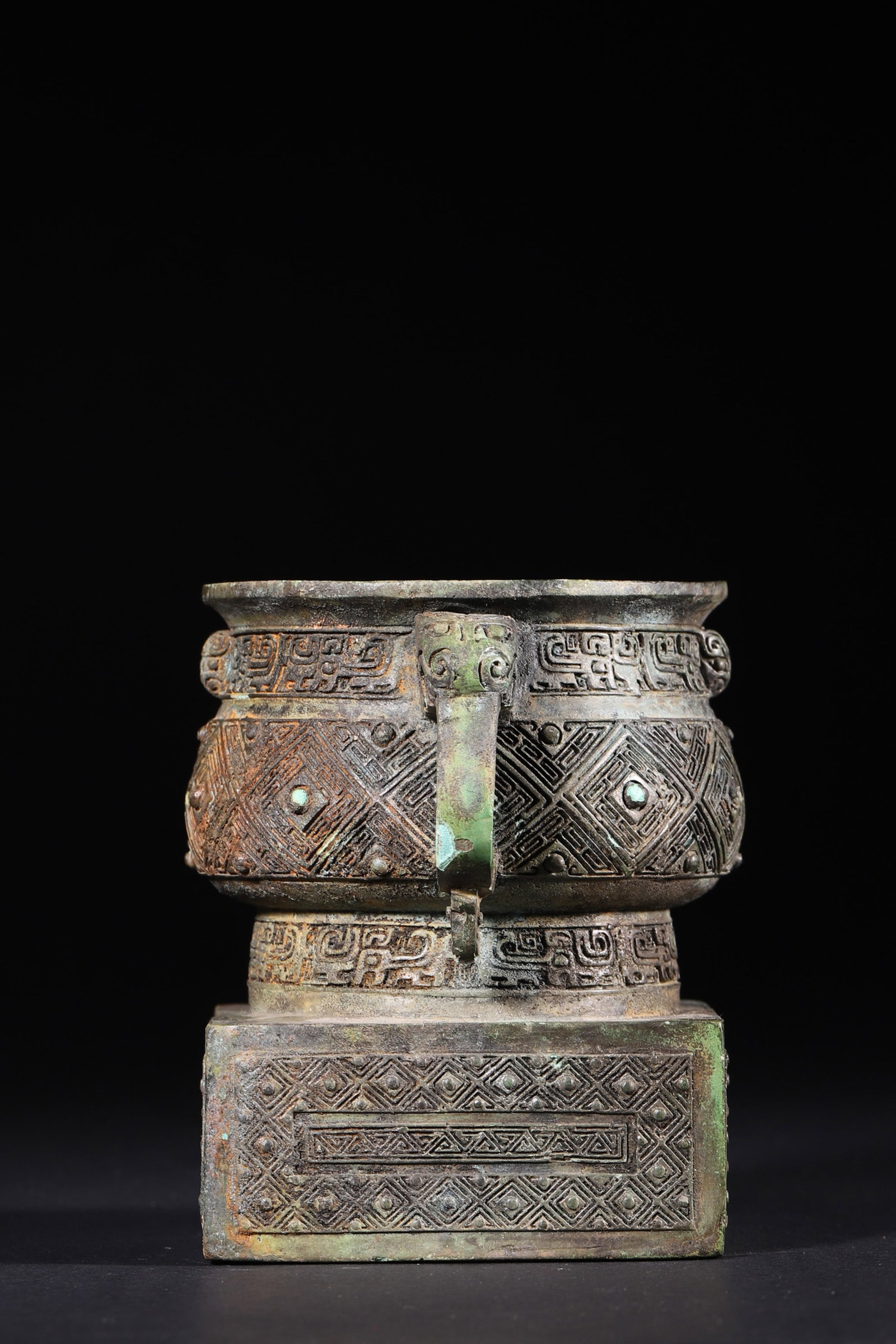 A Bronze Gui with Lei Patterns and Animal Handles - Late Shang Dynasty - 2