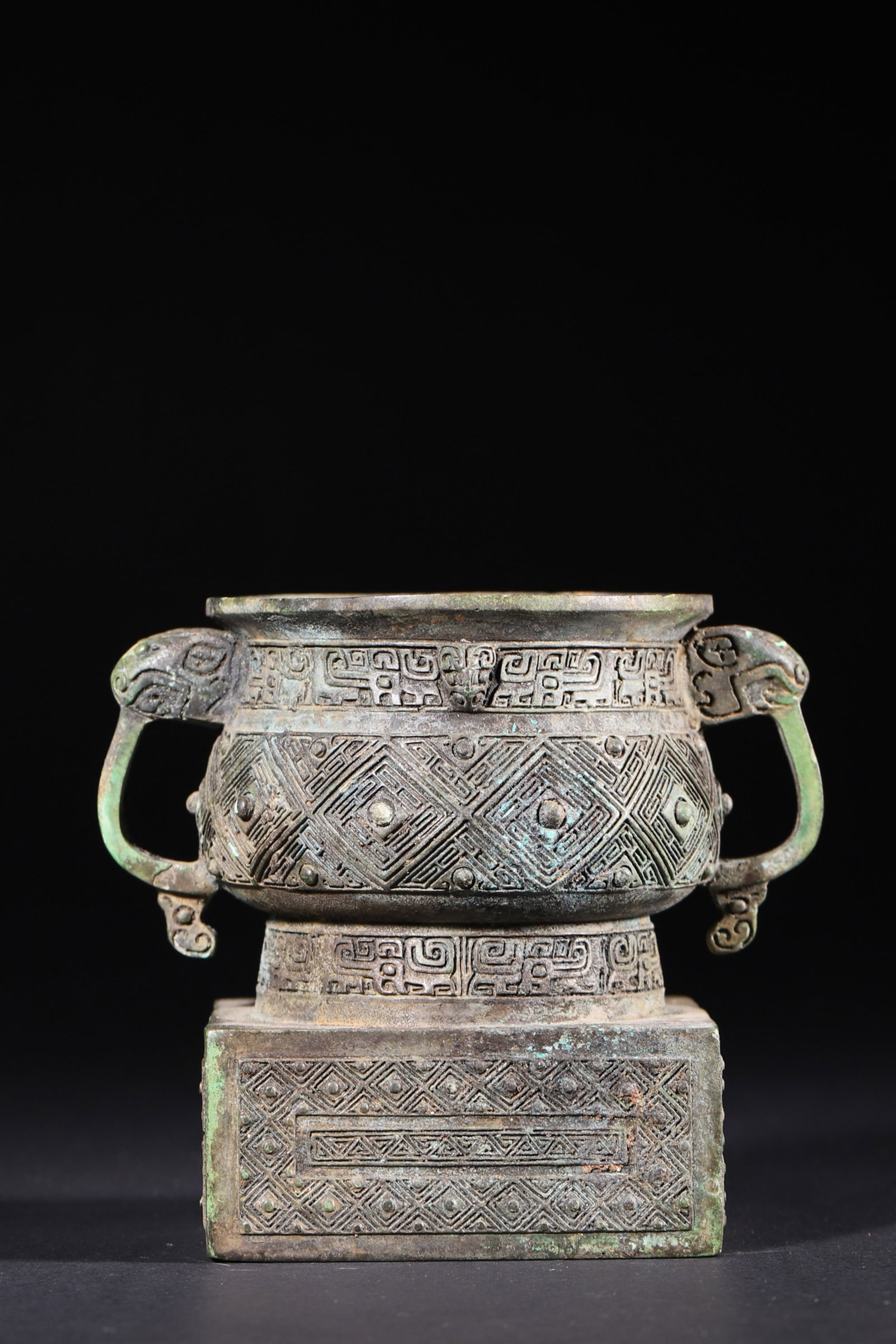 A Bronze Gui with Lei Patterns and Animal Handles - Late Shang Dynasty - 3