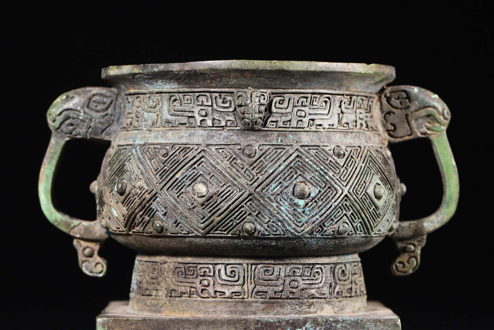 A Bronze Gui with Lei Patterns and Animal Handles - Late Shang Dynasty - 4