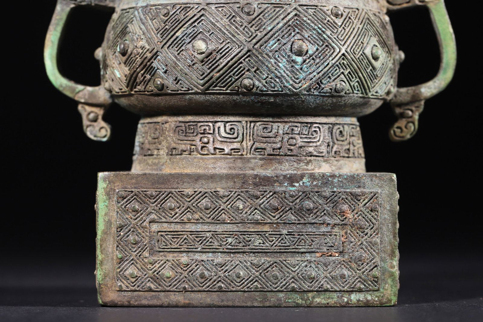 A Bronze Gui with Lei Patterns and Animal Handles - Late Shang Dynasty - 5