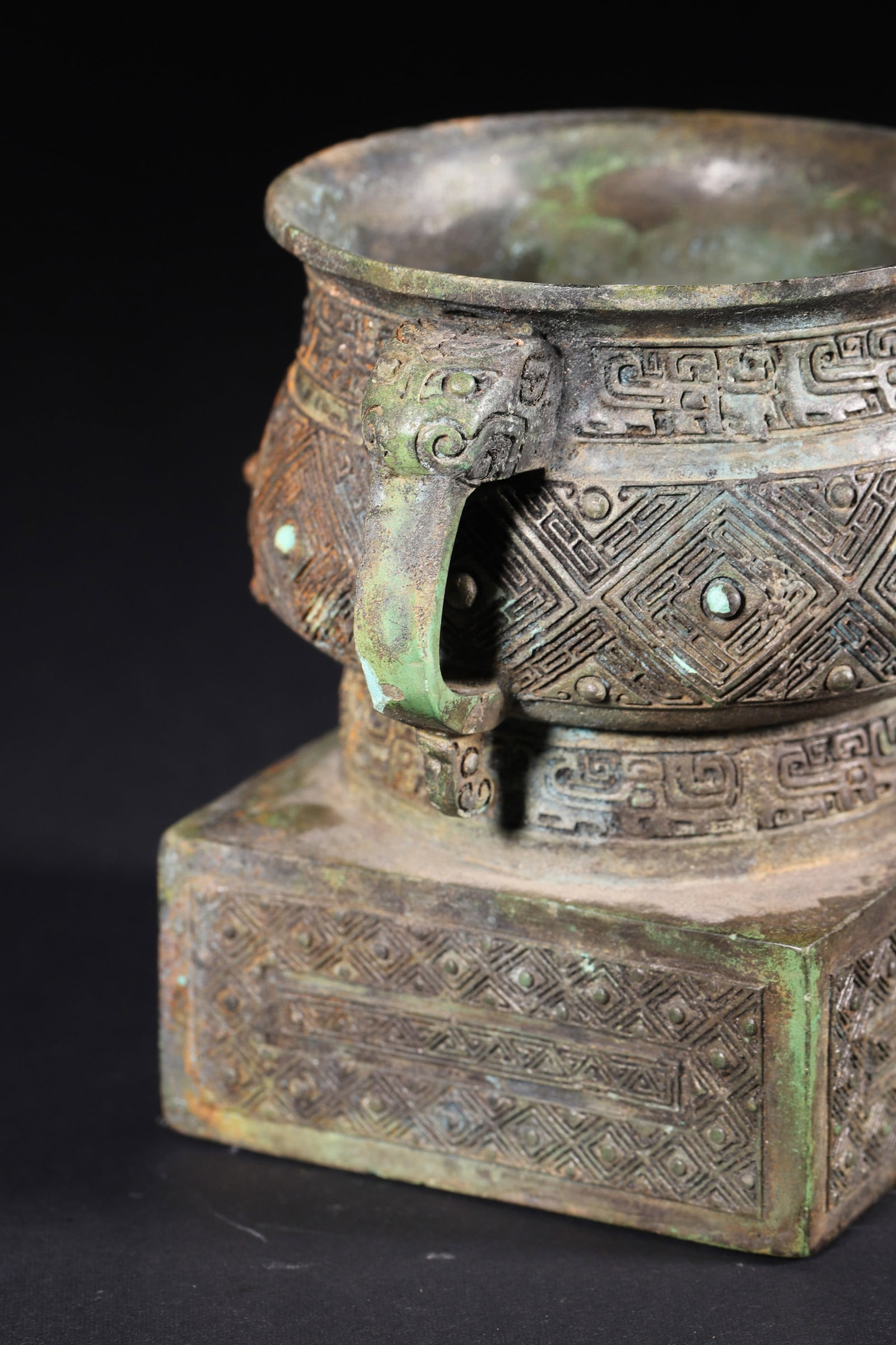A Bronze Gui with Lei Patterns and Animal Handles - Late Shang Dynasty - 6