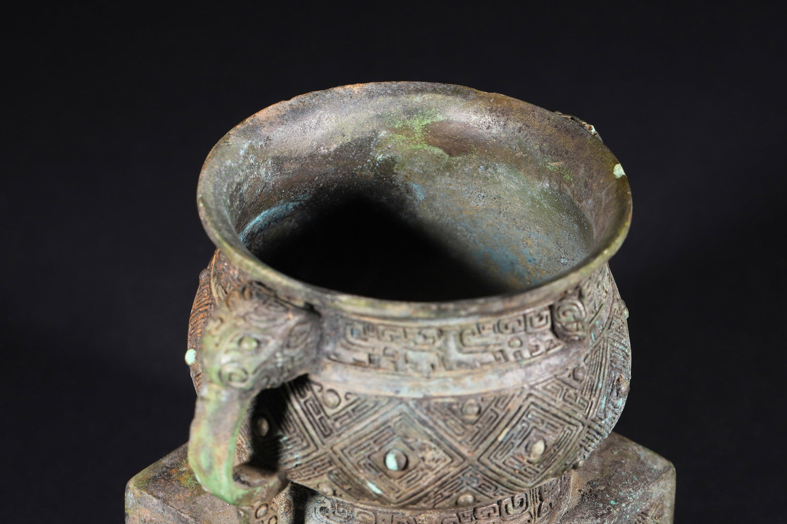 A Bronze Gui with Lei Patterns and Animal Handles - Late Shang Dynasty - 7