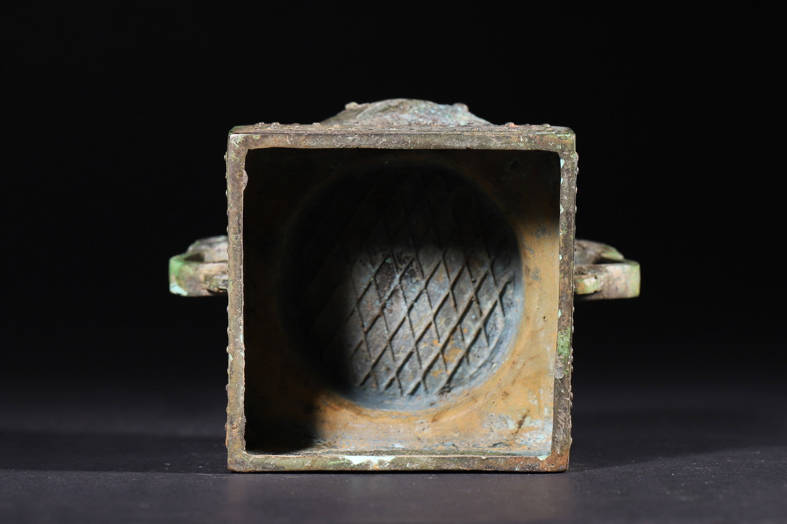 A Bronze Gui with Lei Patterns and Animal Handles - Late Shang Dynasty - 8